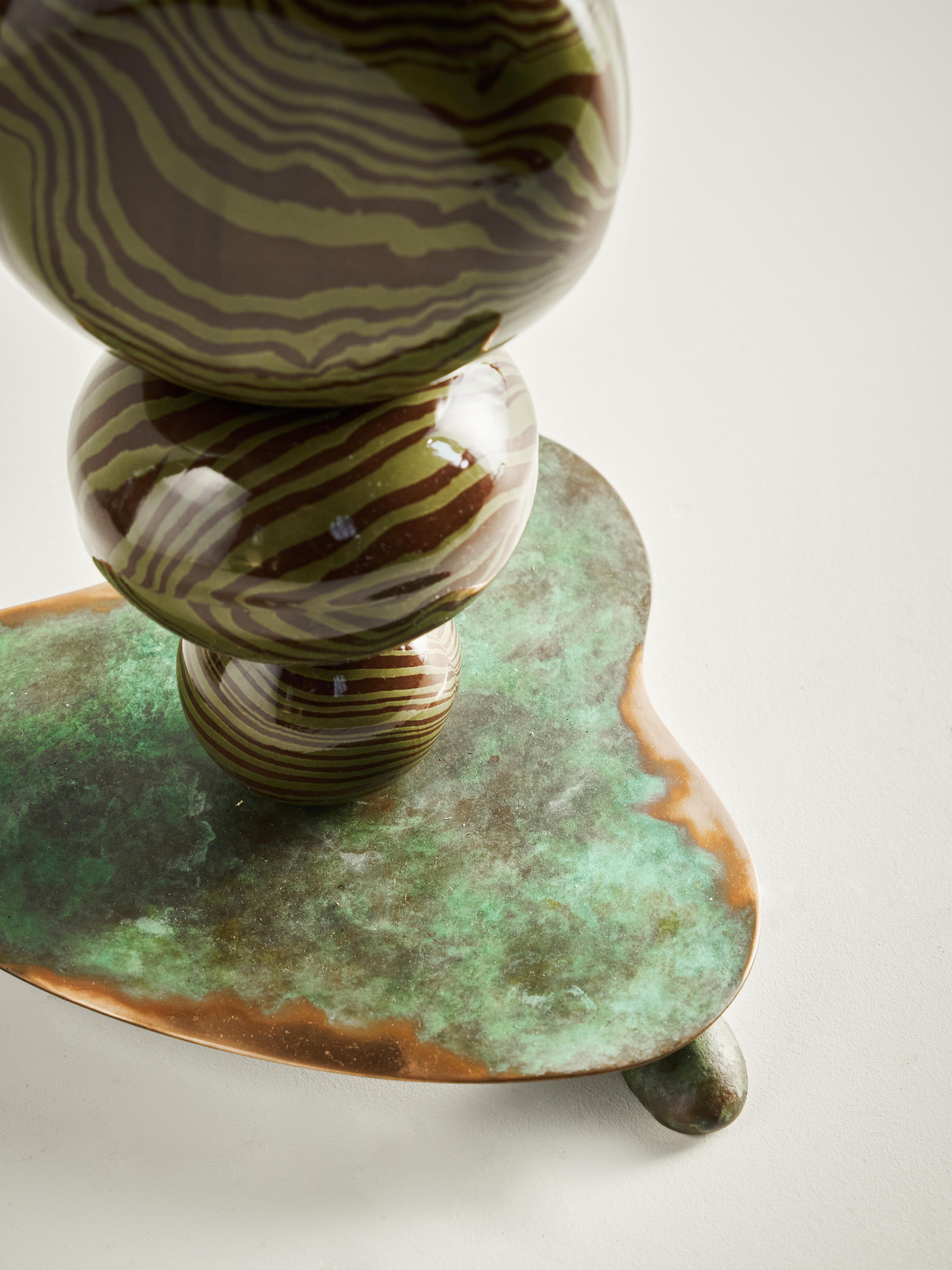 Britannique Table d'appoint en bronze, marron et céramique verte de Henry Holland Studio Alto en vente