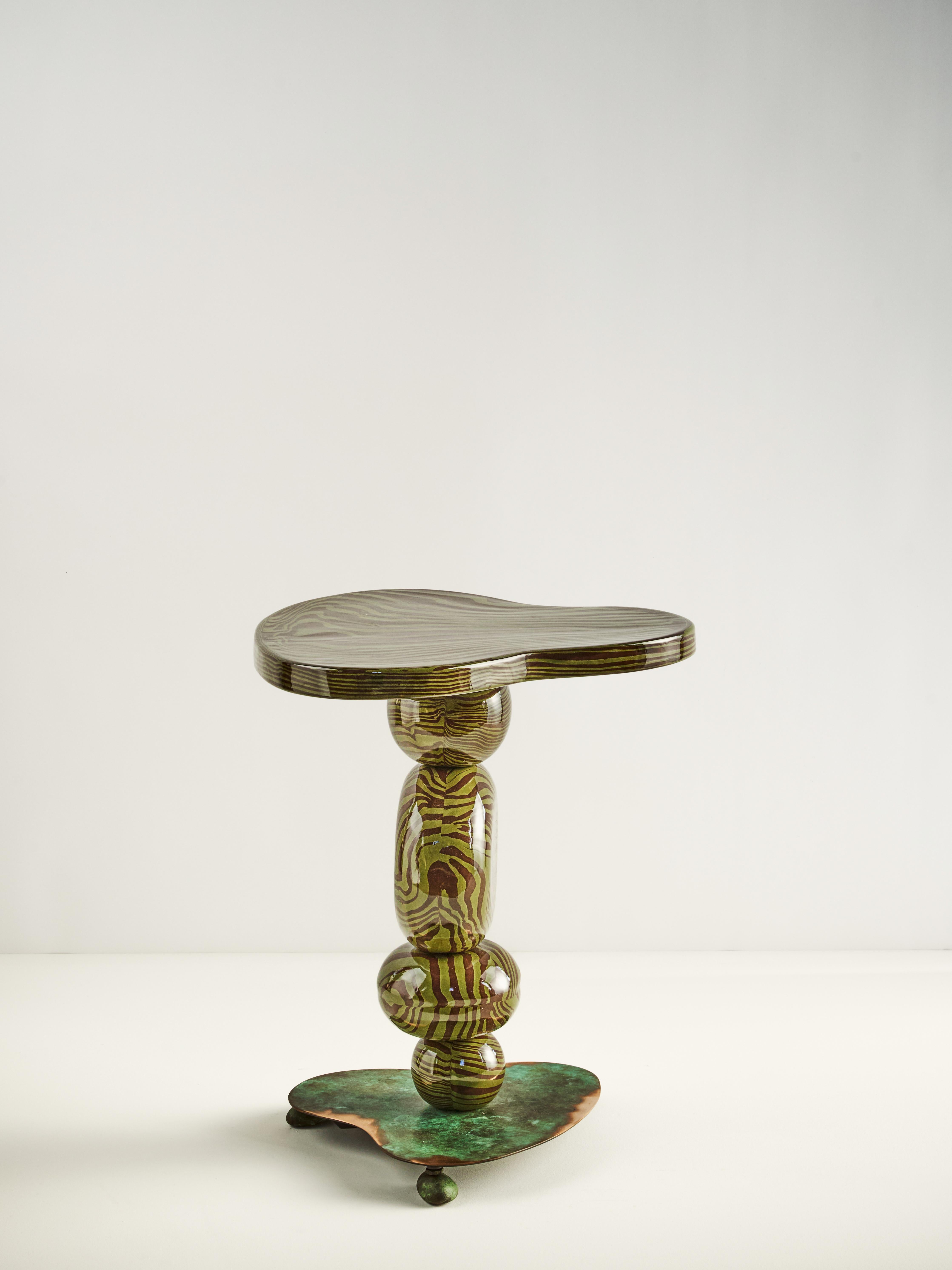 Forgé Table d'appoint en bronze, marron et céramique verte de Henry Holland Studio Alto en vente
