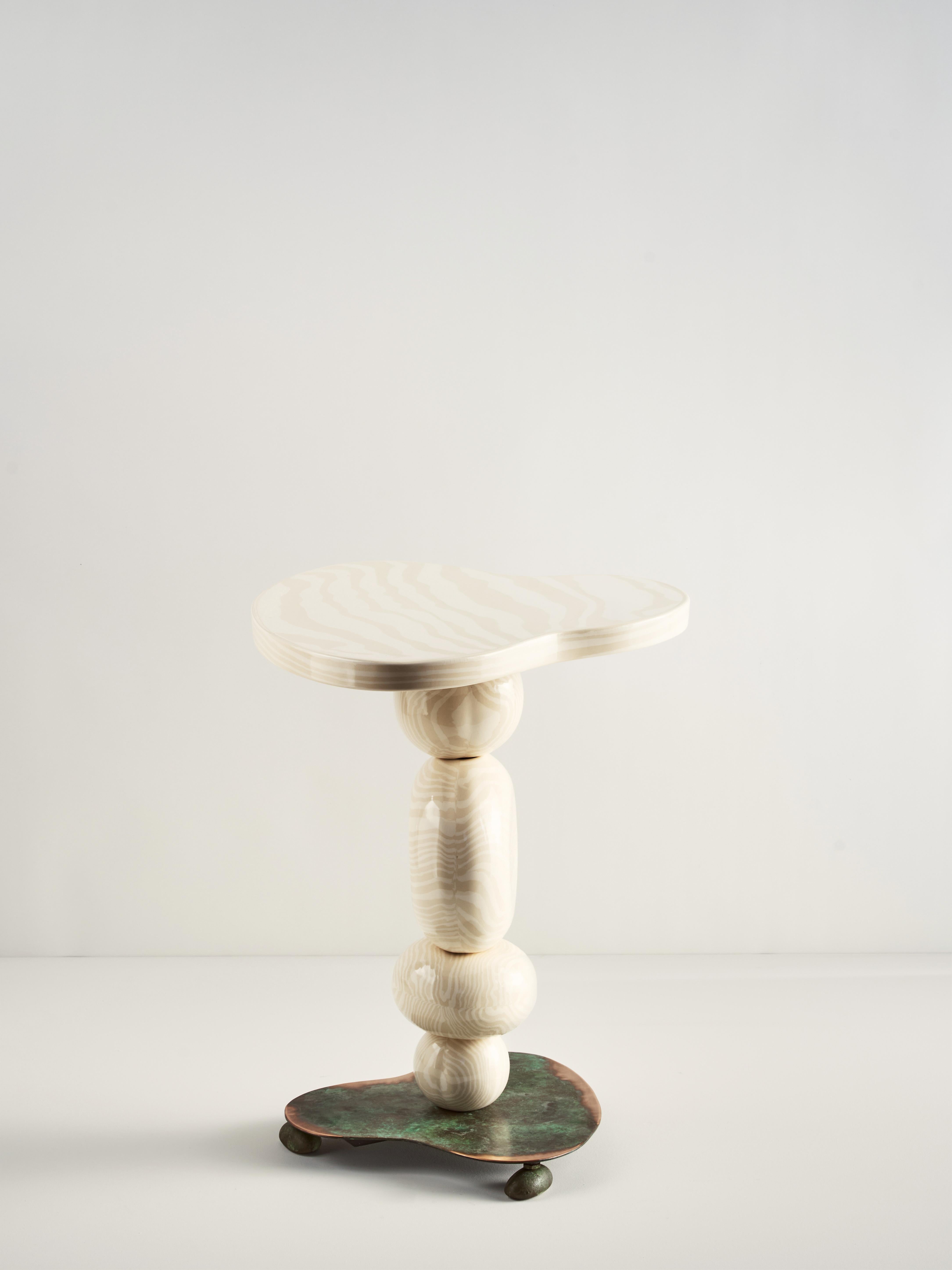 Britannique Table d'appoint en bronze, avoine et céramique blanche de Henry Holland Studio Alto en vente