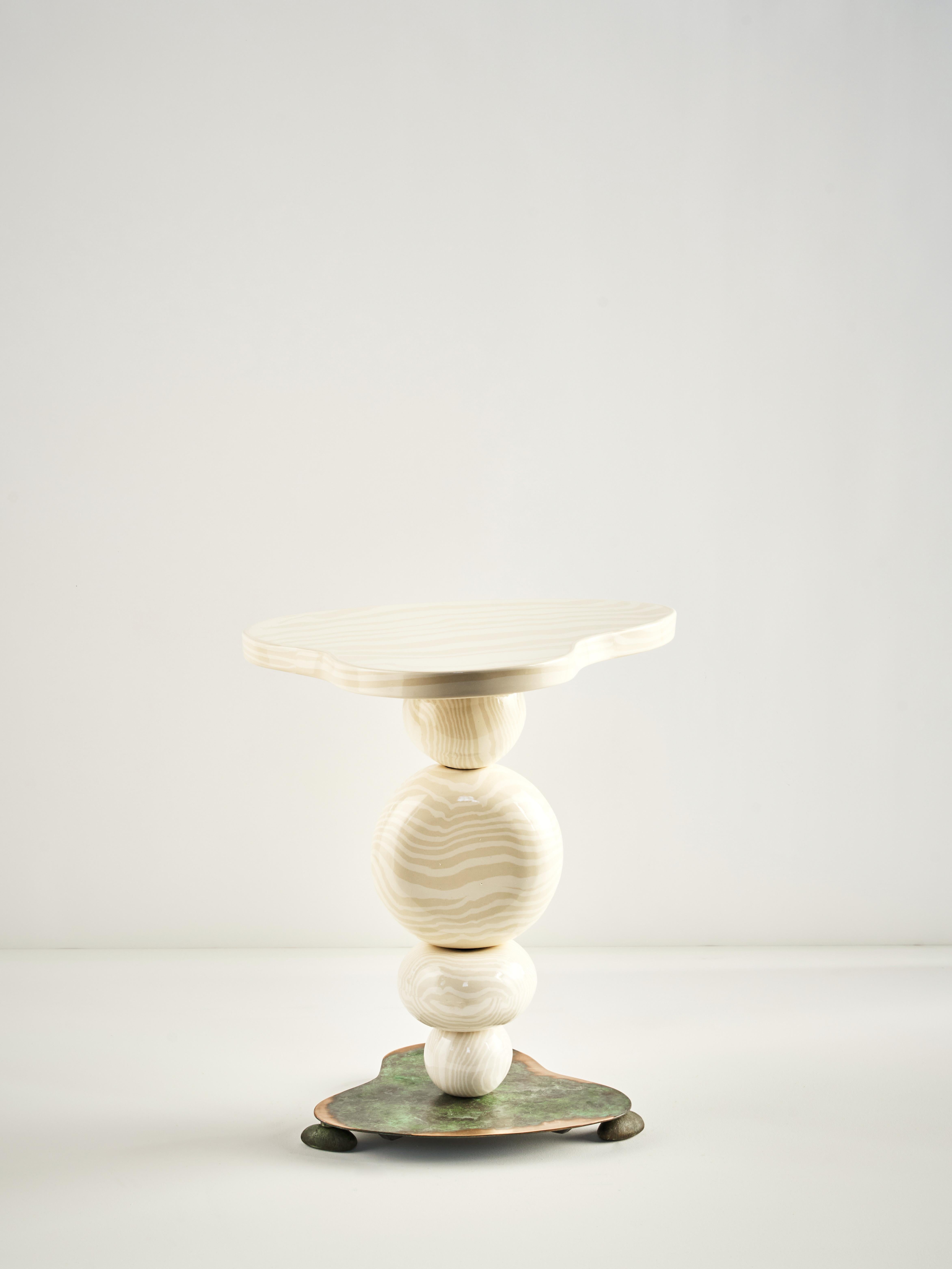 Forgé Table d'appoint en bronze, avoine et céramique blanche de Henry Holland Studio Alto en vente