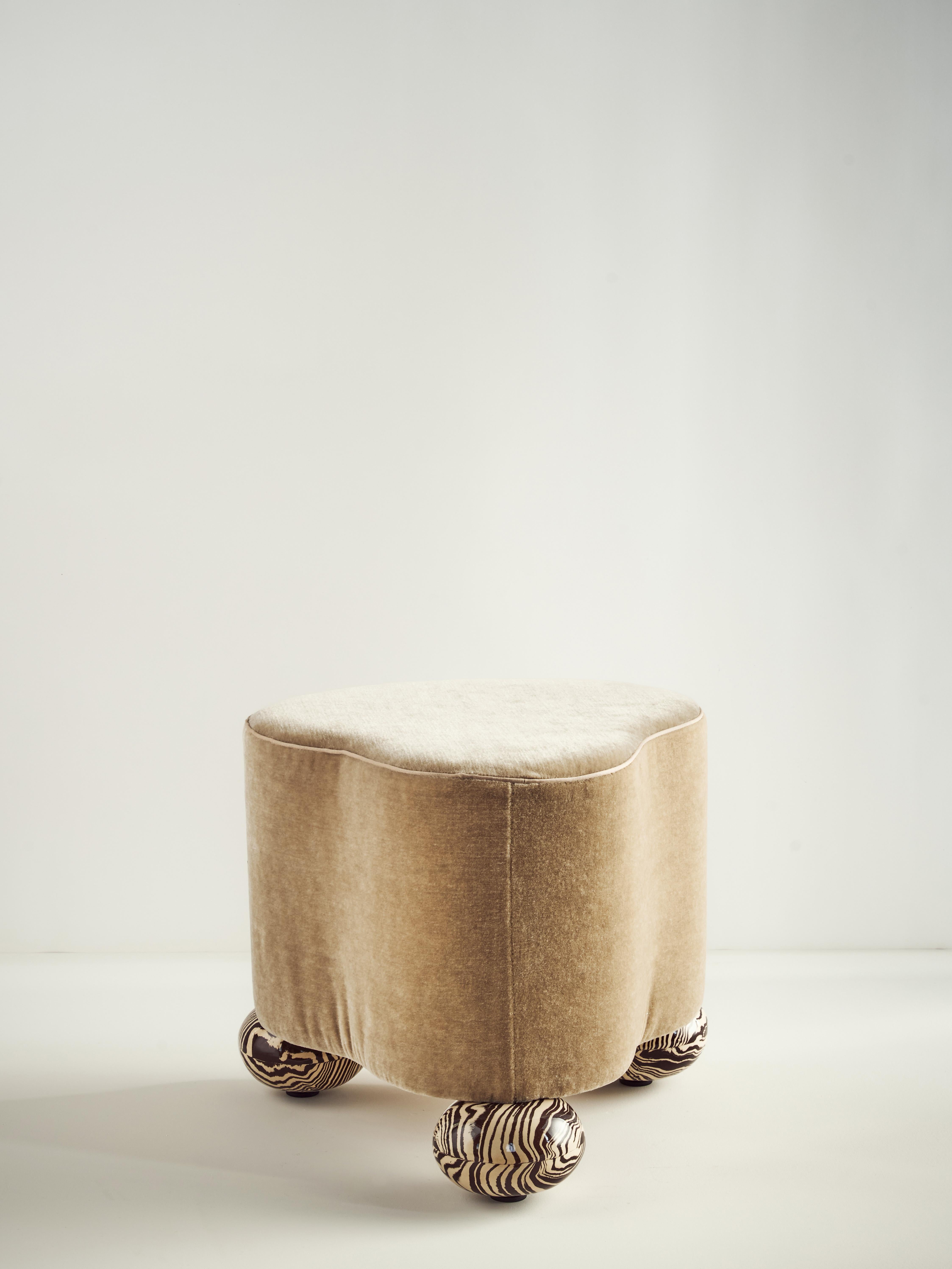 Britannique Henry Holland Studio Cirrus Tabouret en tissu avec pieds en céramique en vente