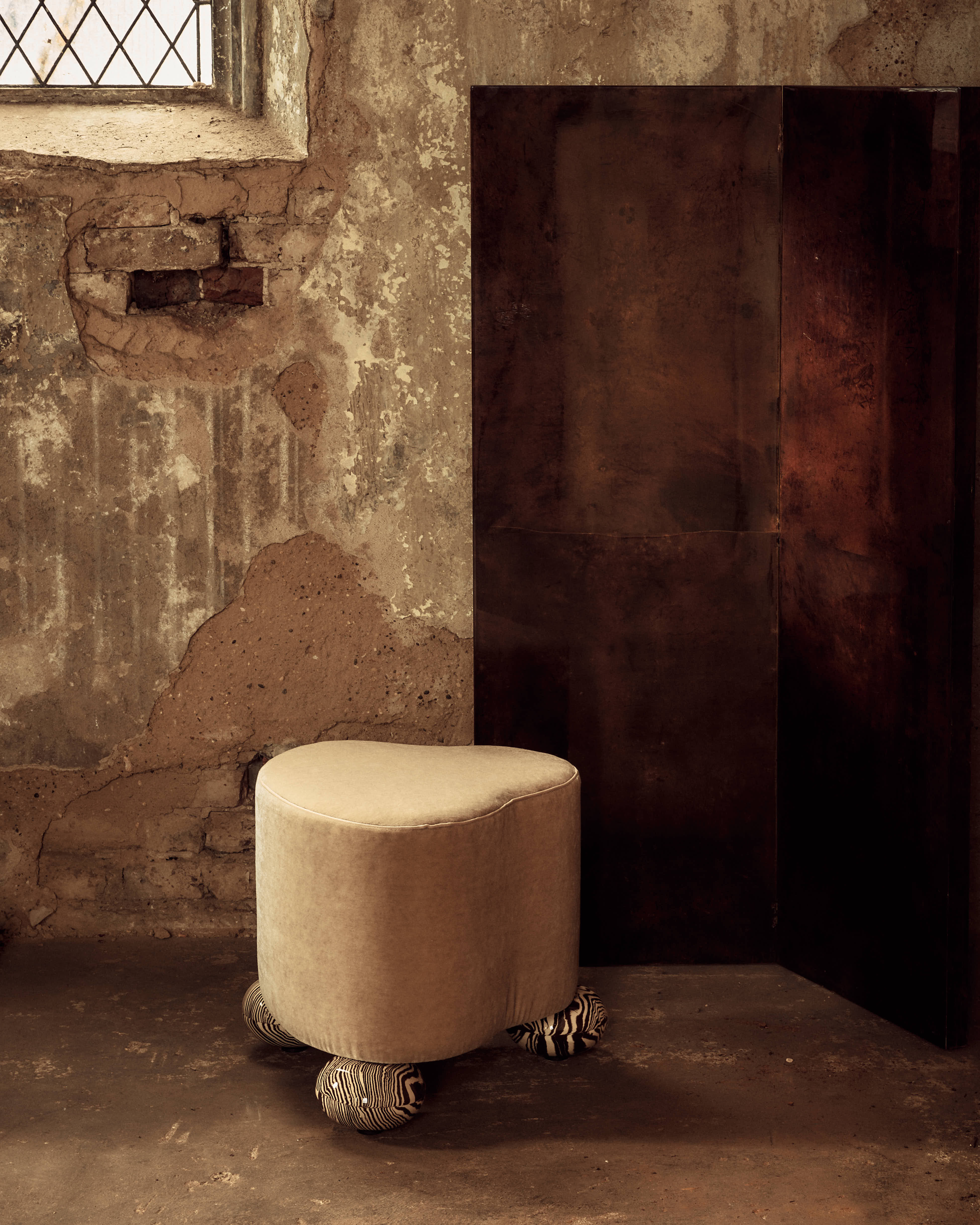 Henry Holland Studio Cirrus Tabouret en tissu avec pieds en céramique Neuf - En vente à London, GB