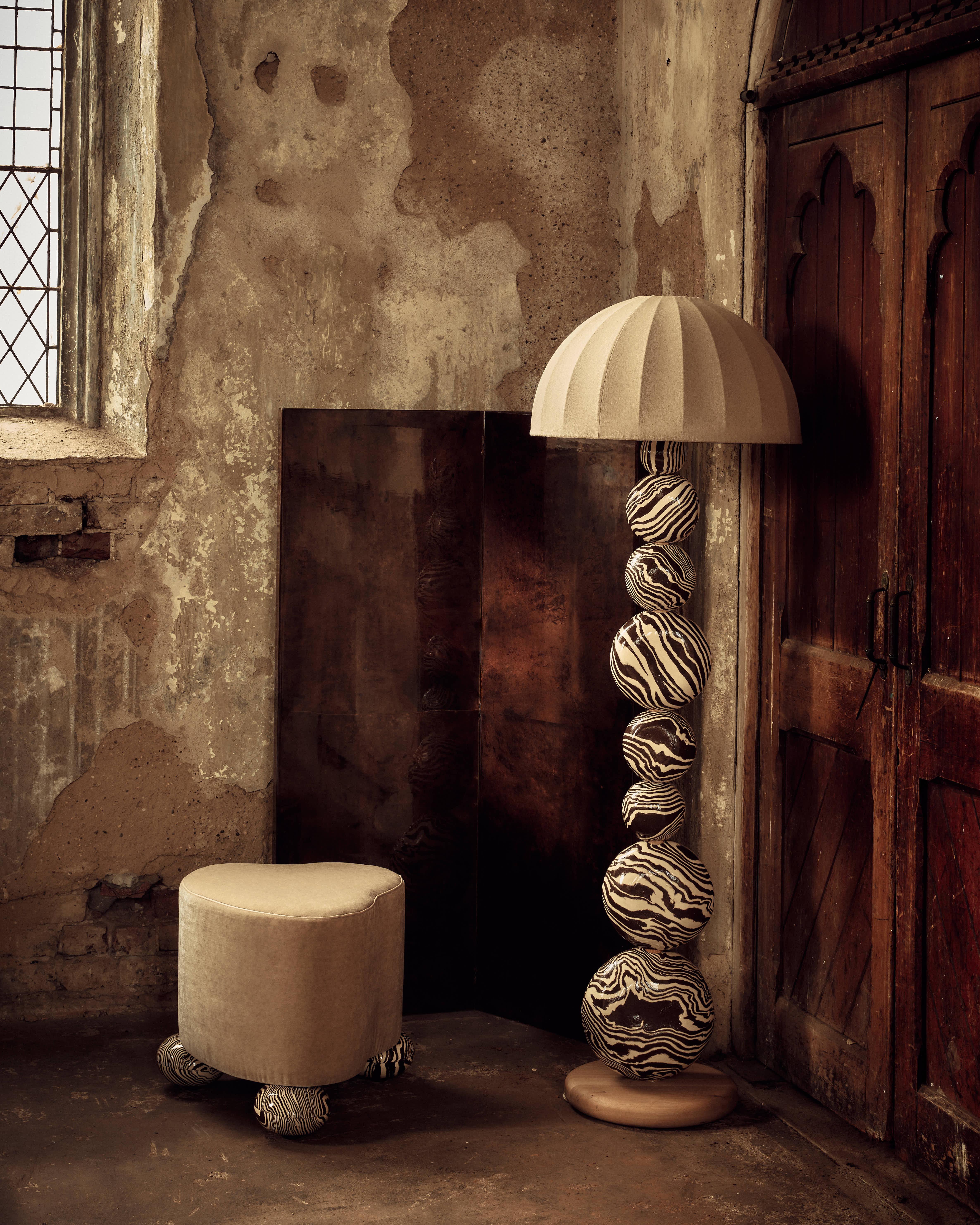 XXIe siècle et contemporain Henry Holland Studio Cirrus Tabouret en tissu avec pieds en céramique en vente