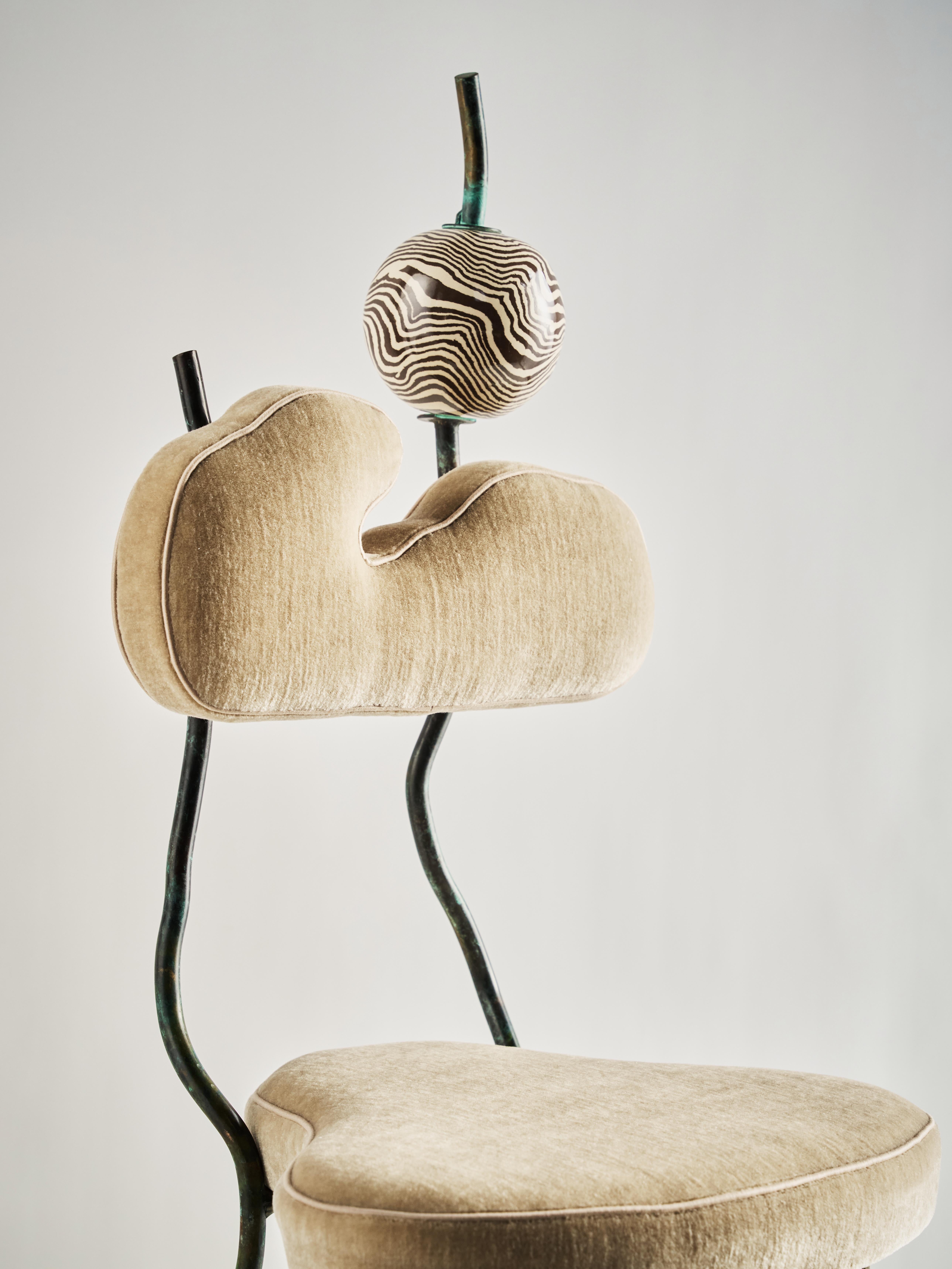 Der Cumulus Stuhl ist eine skurrile Bodenskulptur, die Gespräche anregen und Bewunderung hervorrufen soll. Die einzigartige und organische Form der Sitzfläche und der Rückenlehne erinnert an Wolkenformationen, während der handgeschmiedete