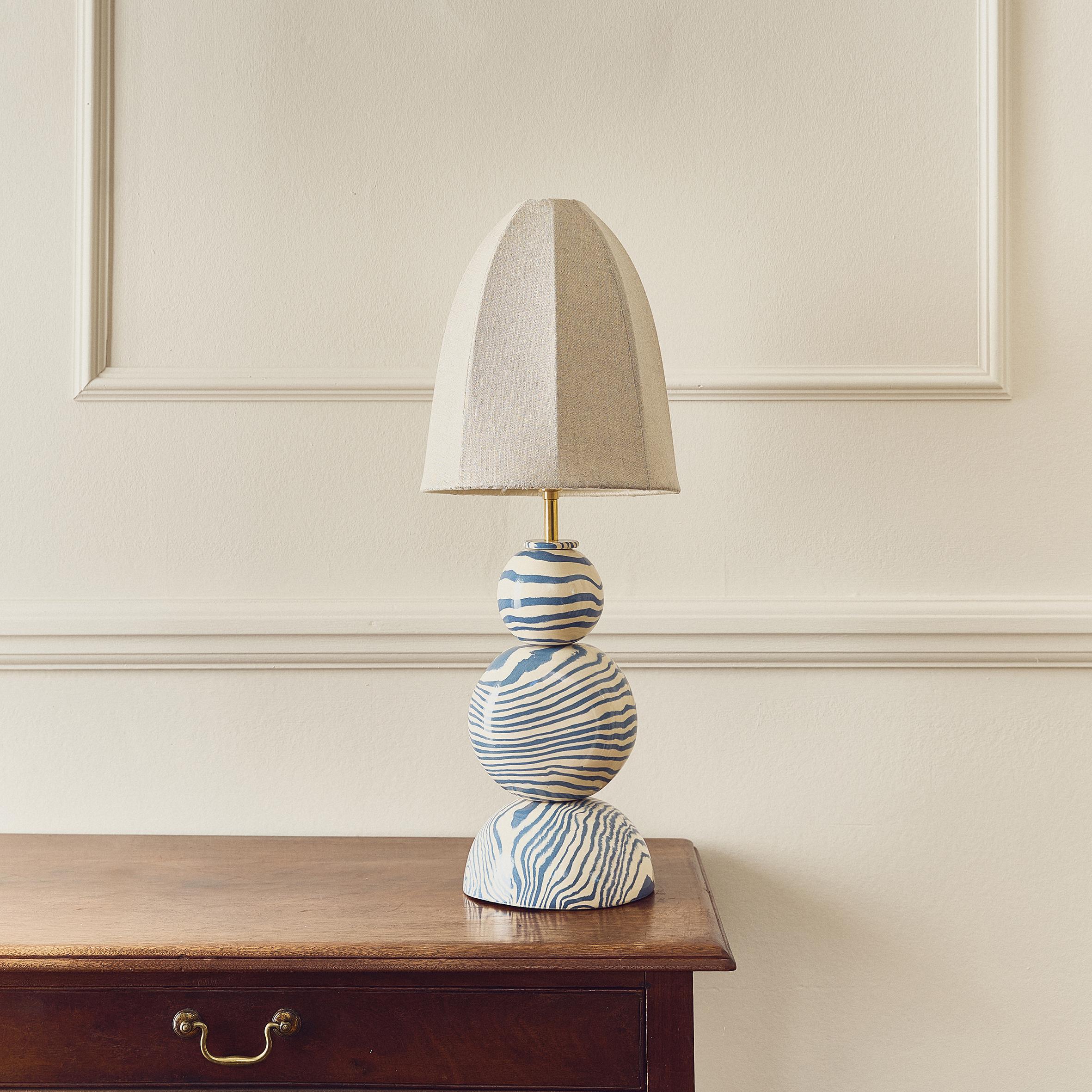 Anglais Lampe de table bleue et blanche Edison de Henry Holland Studio en vente