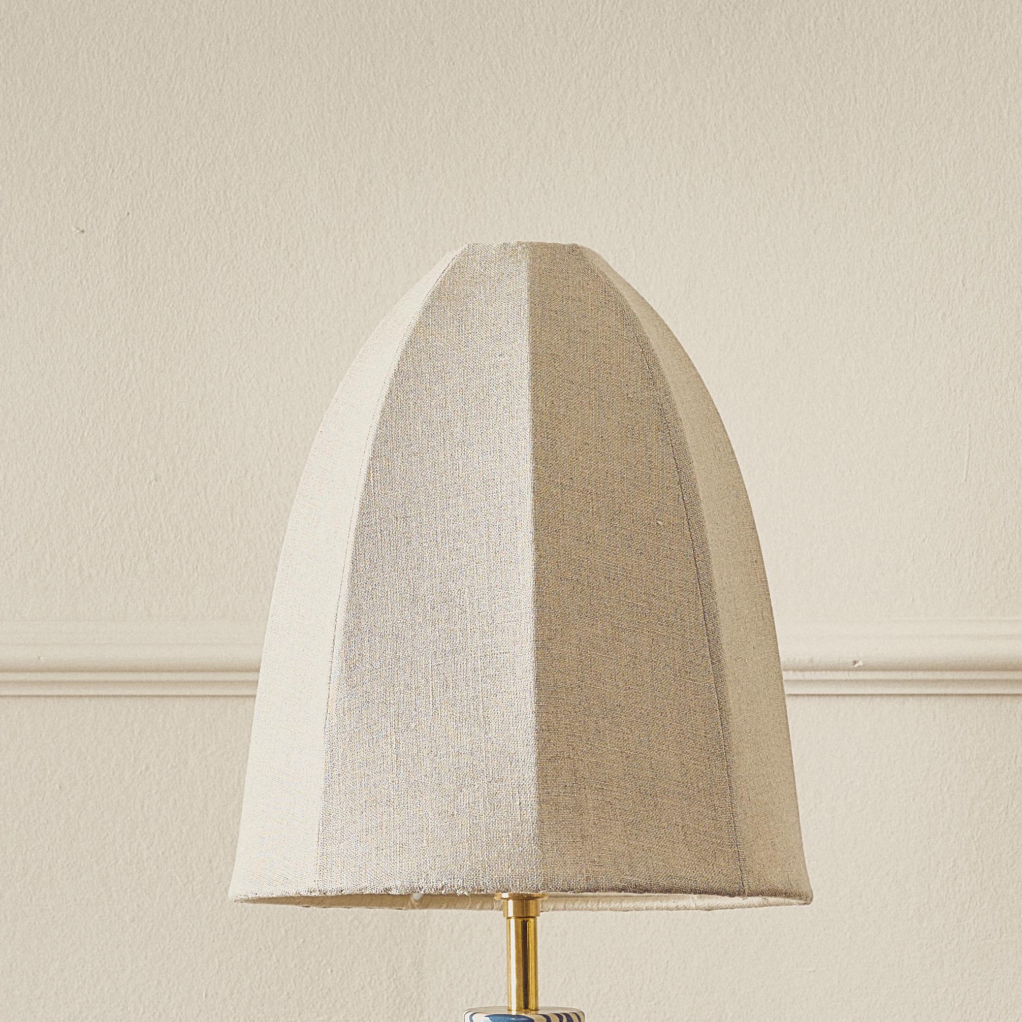 Fait main Lampe de table bleue et blanche Edison de Henry Holland Studio en vente