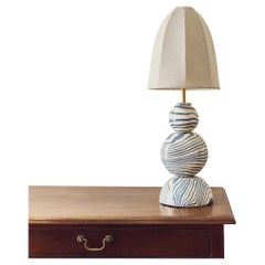 Lampada da tavolo blu e bianca di Henry Holland Studio A Edison