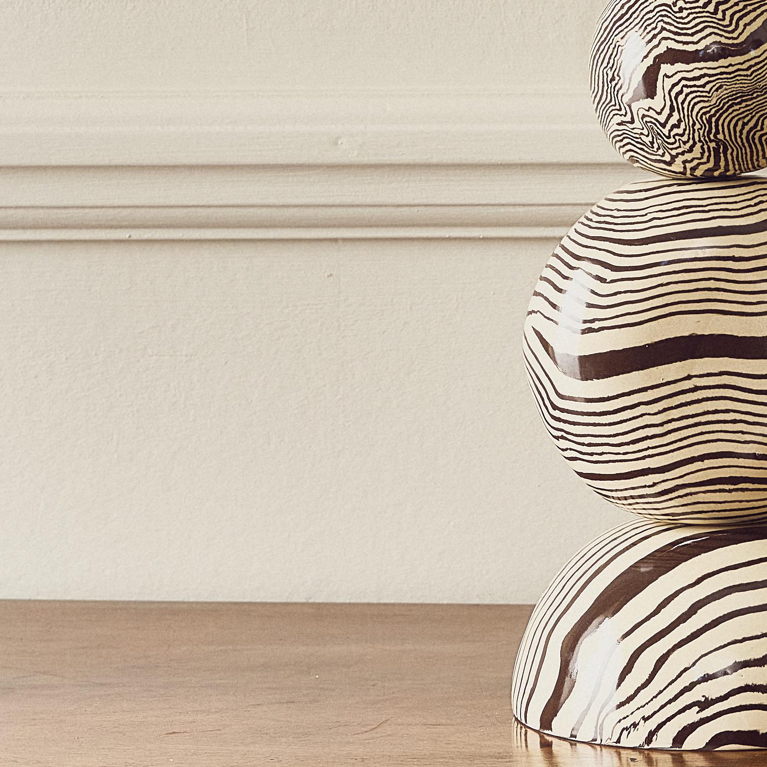 Moderno Lampada da tavolo Edison Brown & White di Henry Holland Studios in vendita