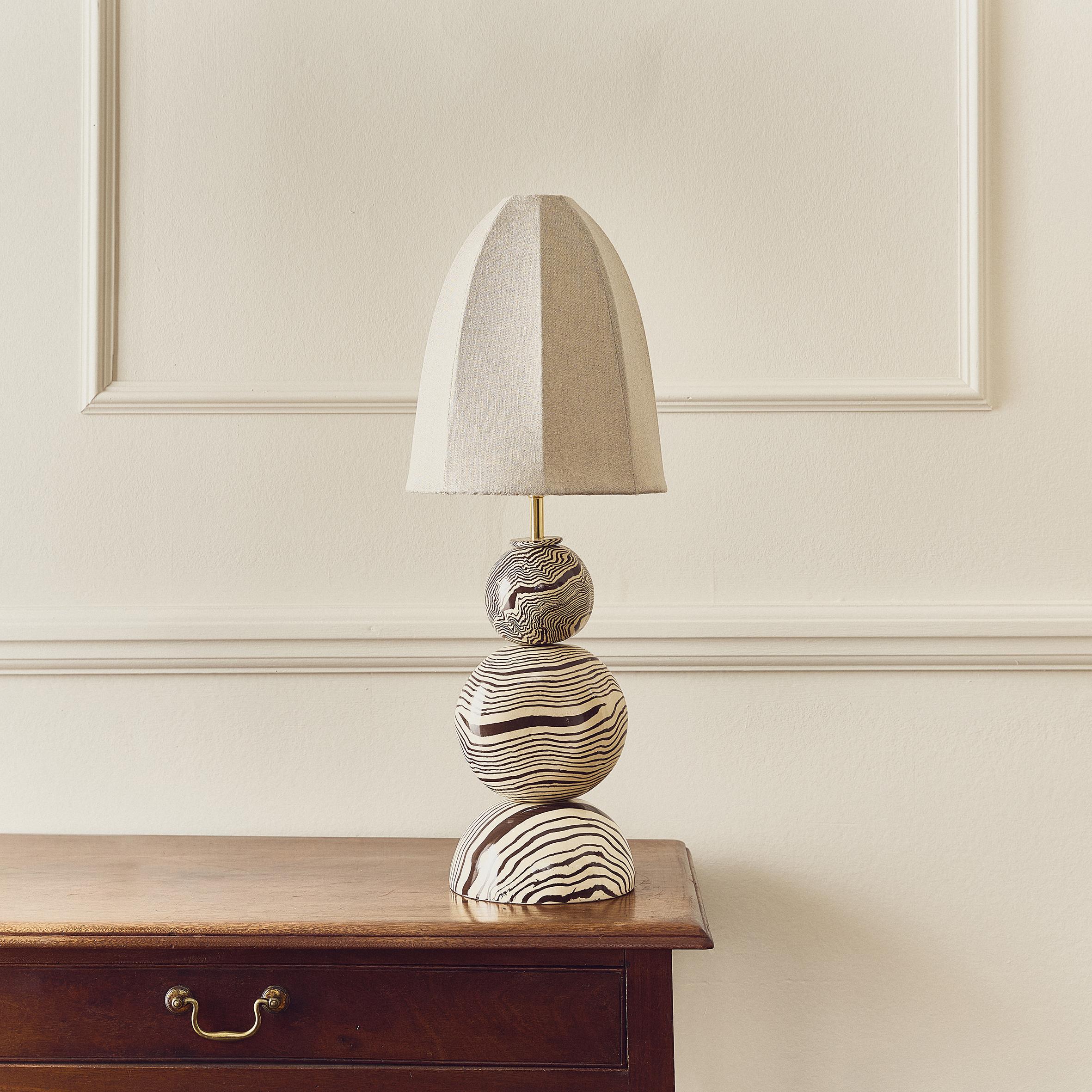 Inglese Lampada da tavolo Edison Brown & White di Henry Holland Studios in vendita