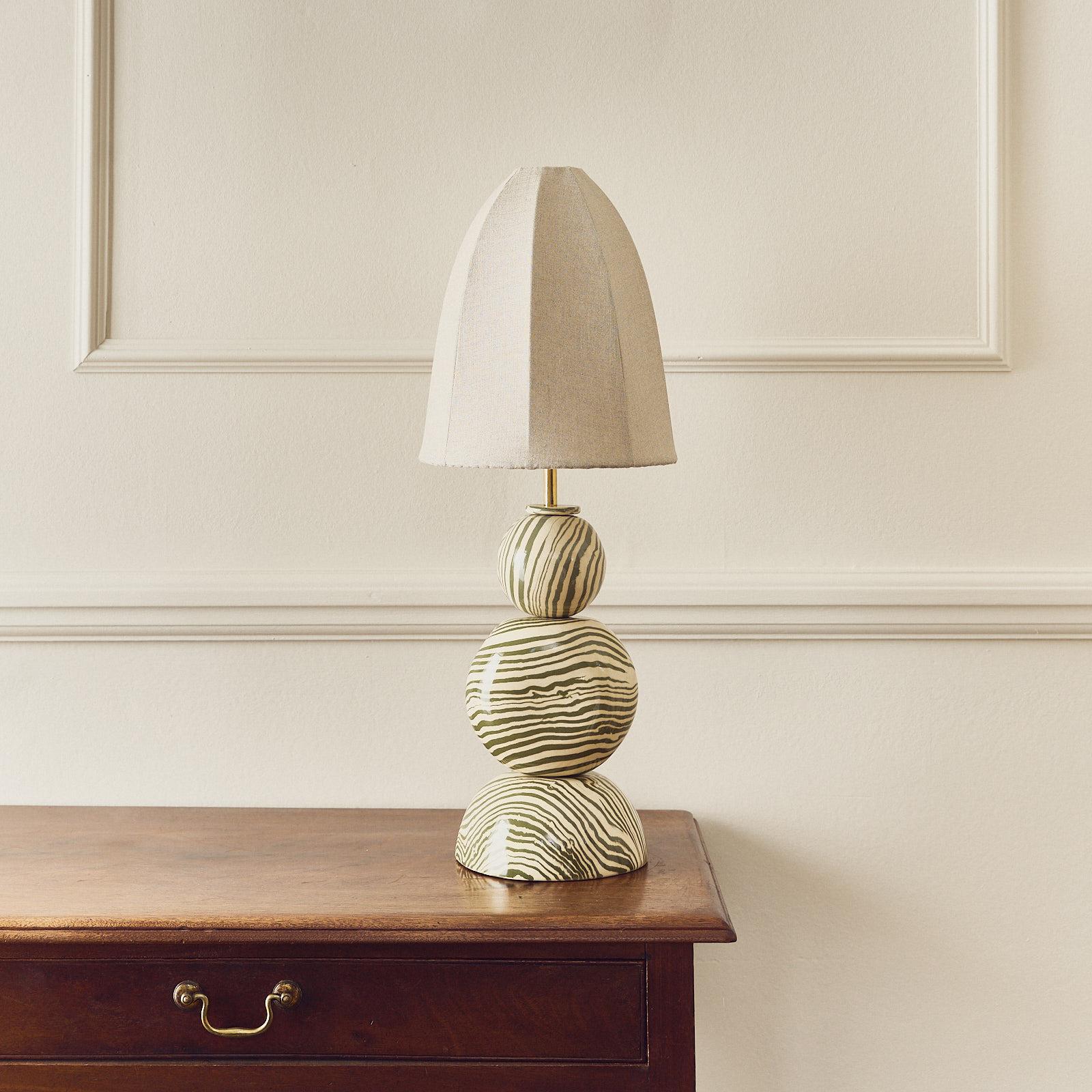 a lampe de table Edison est élégante et raffinée. Elle prend peu de place sur votre table, votre buffet ou votre bureau, mais elle illumine fièrement tout l'espace, tout comme son homonyme...

Tous les modèles sont fabriqués à la main dans notre
