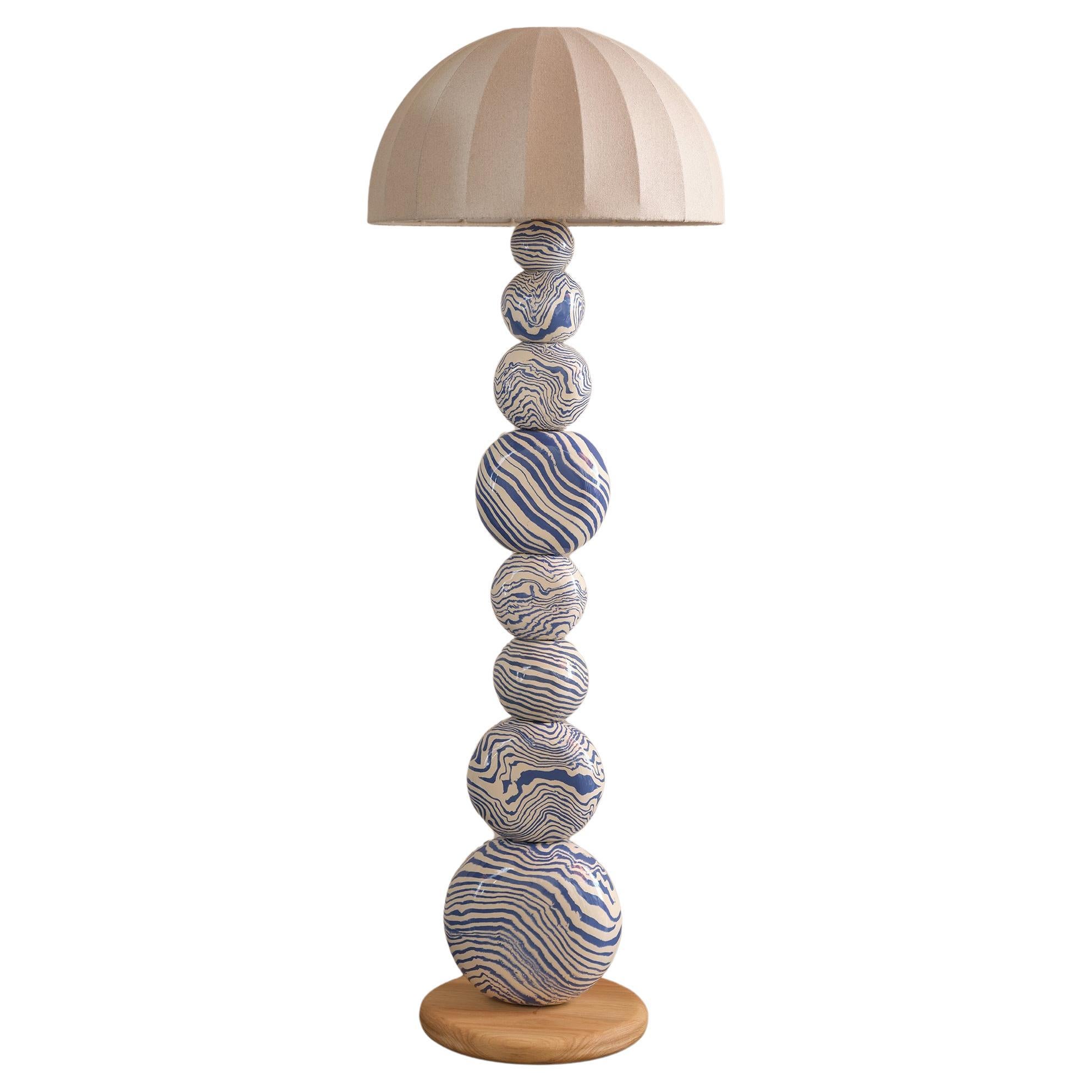 Henry Holland Studio, handgefertigte blau-weiße Keramikkugel-Stehlampe