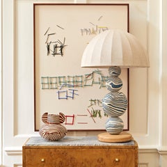 Handgefertigte blau-weiße Keramikkugel-Tischlampe von Henry Holland Studio