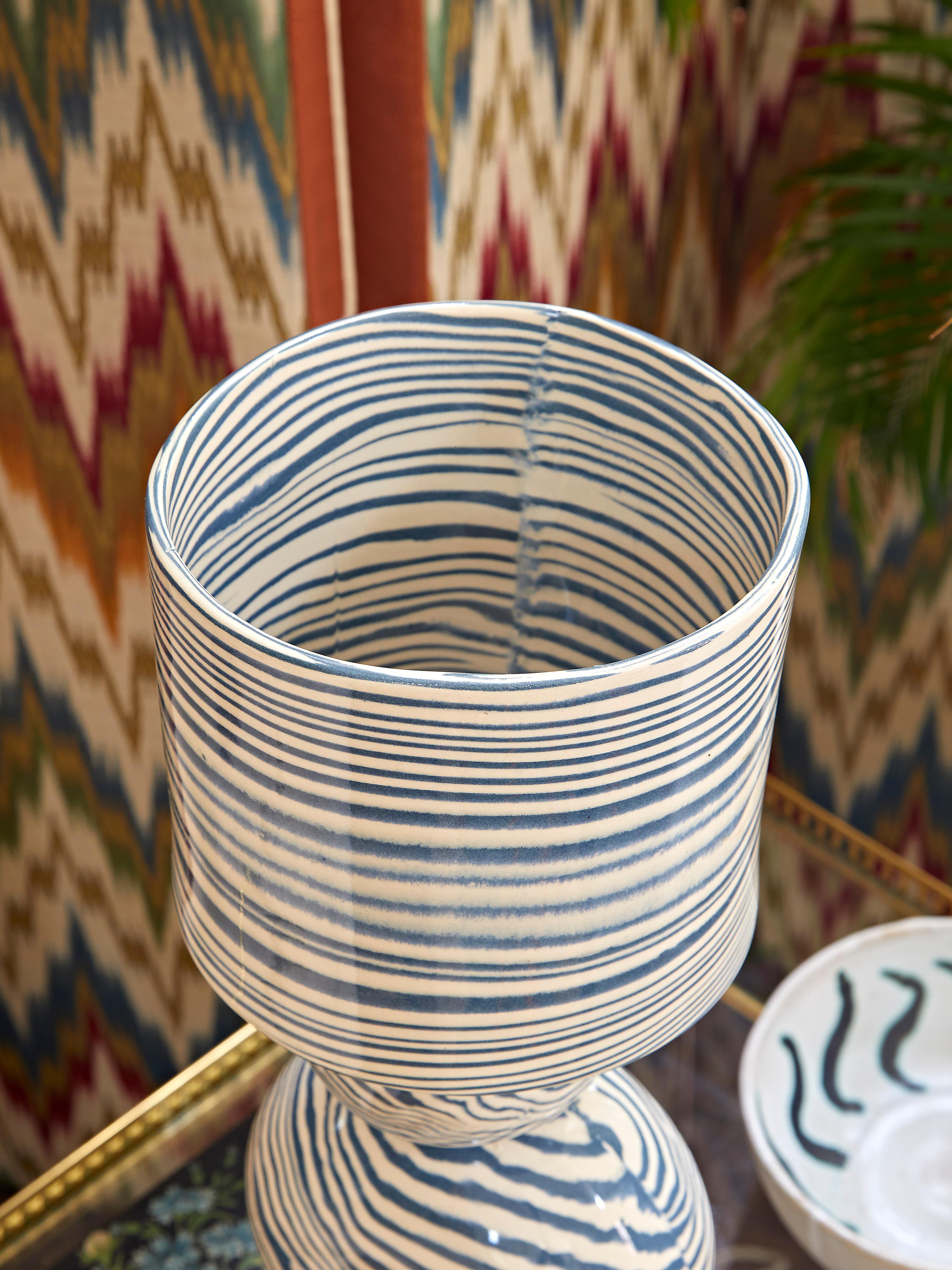 Britannique Lampe de bureau sphère en céramique bleue et blanche «UP » faite à la main par Henry Holland Studio en vente