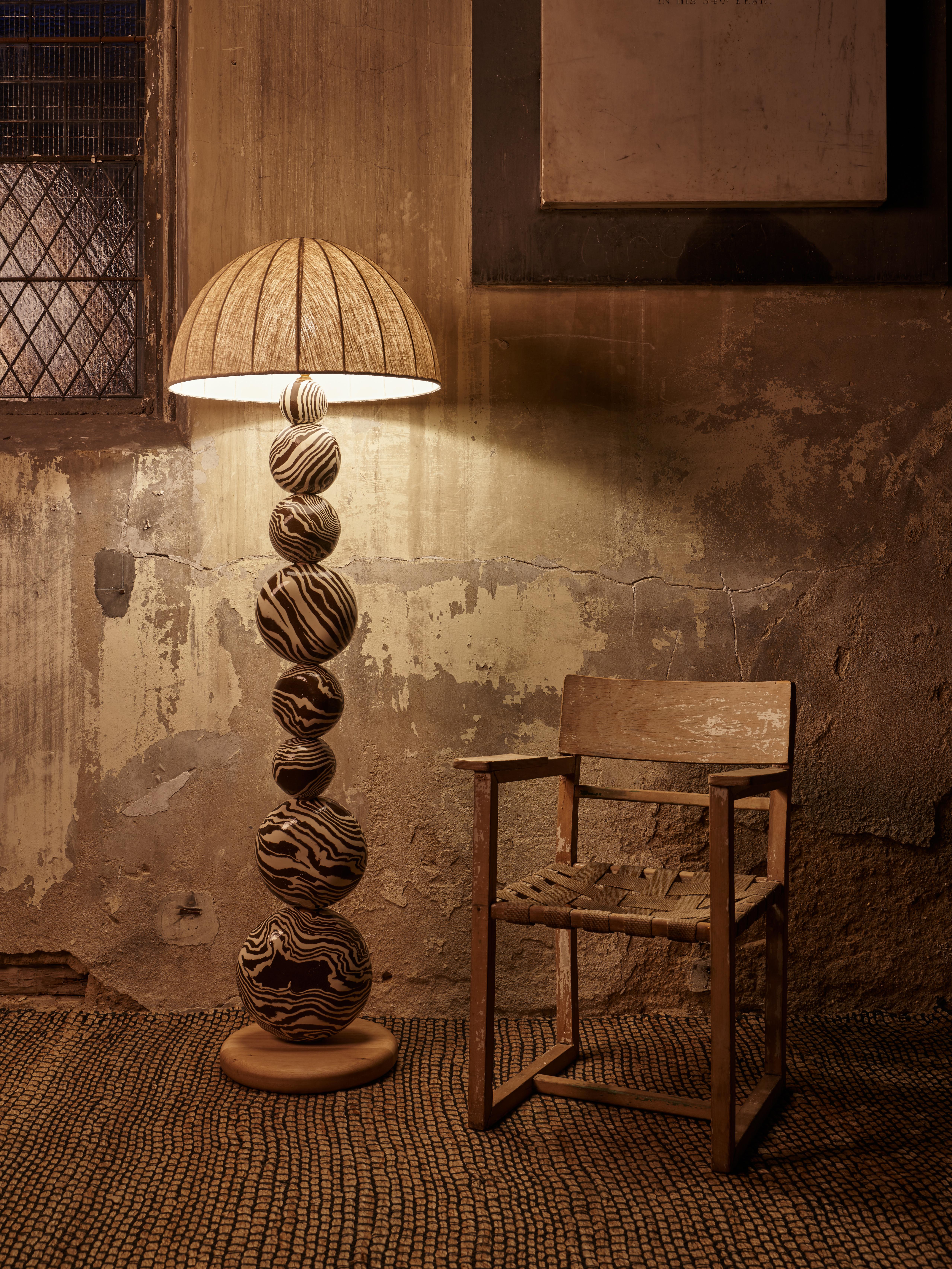 Henry Holland Studio, handgefertigte Stehlampe aus brauner und weißer Keramikkugel im Zustand „Neu“ im Angebot in London, GB