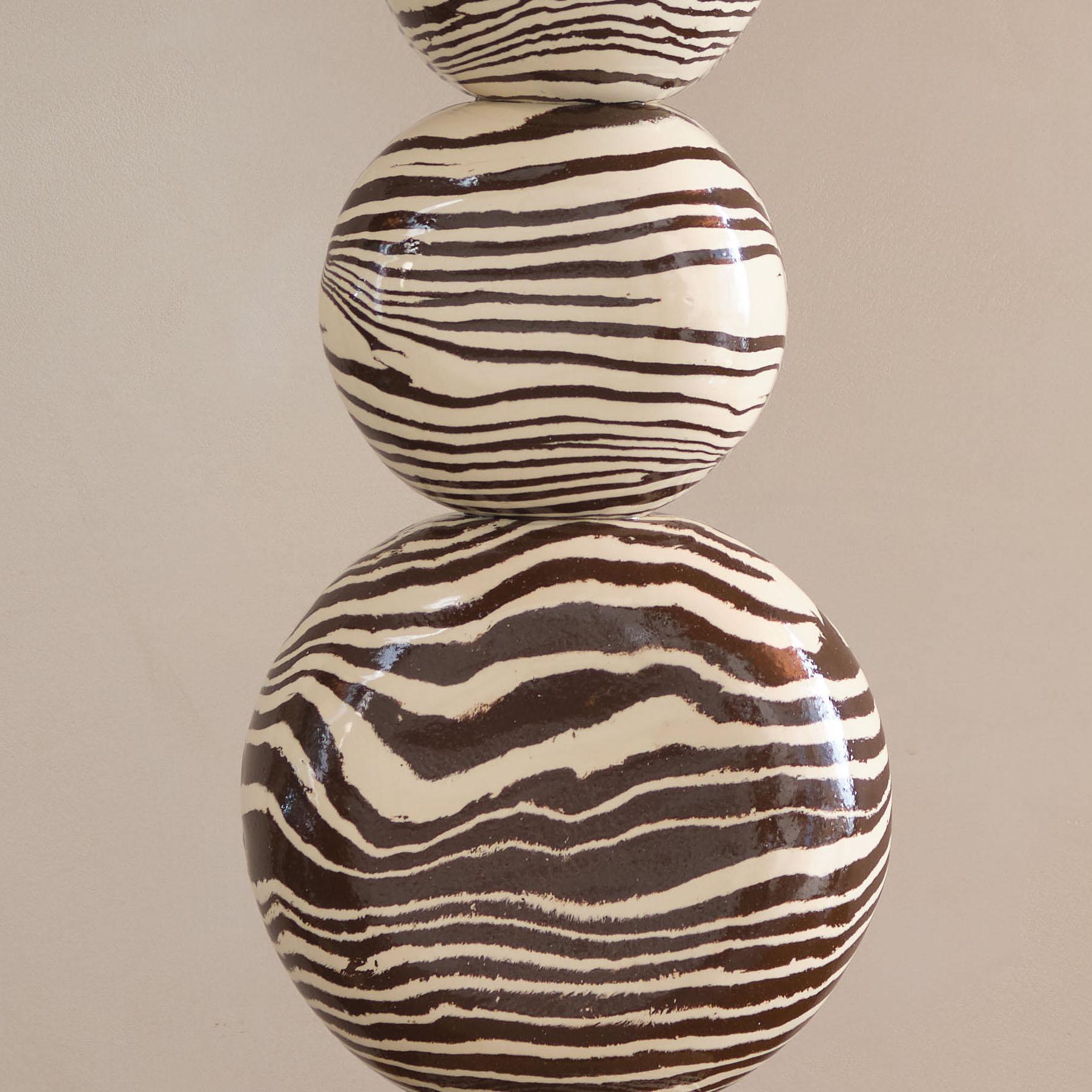 Britannique Lampe de table sphère en céramique brune et blanche fabriquée à la main par le Studio Henry Holland en vente