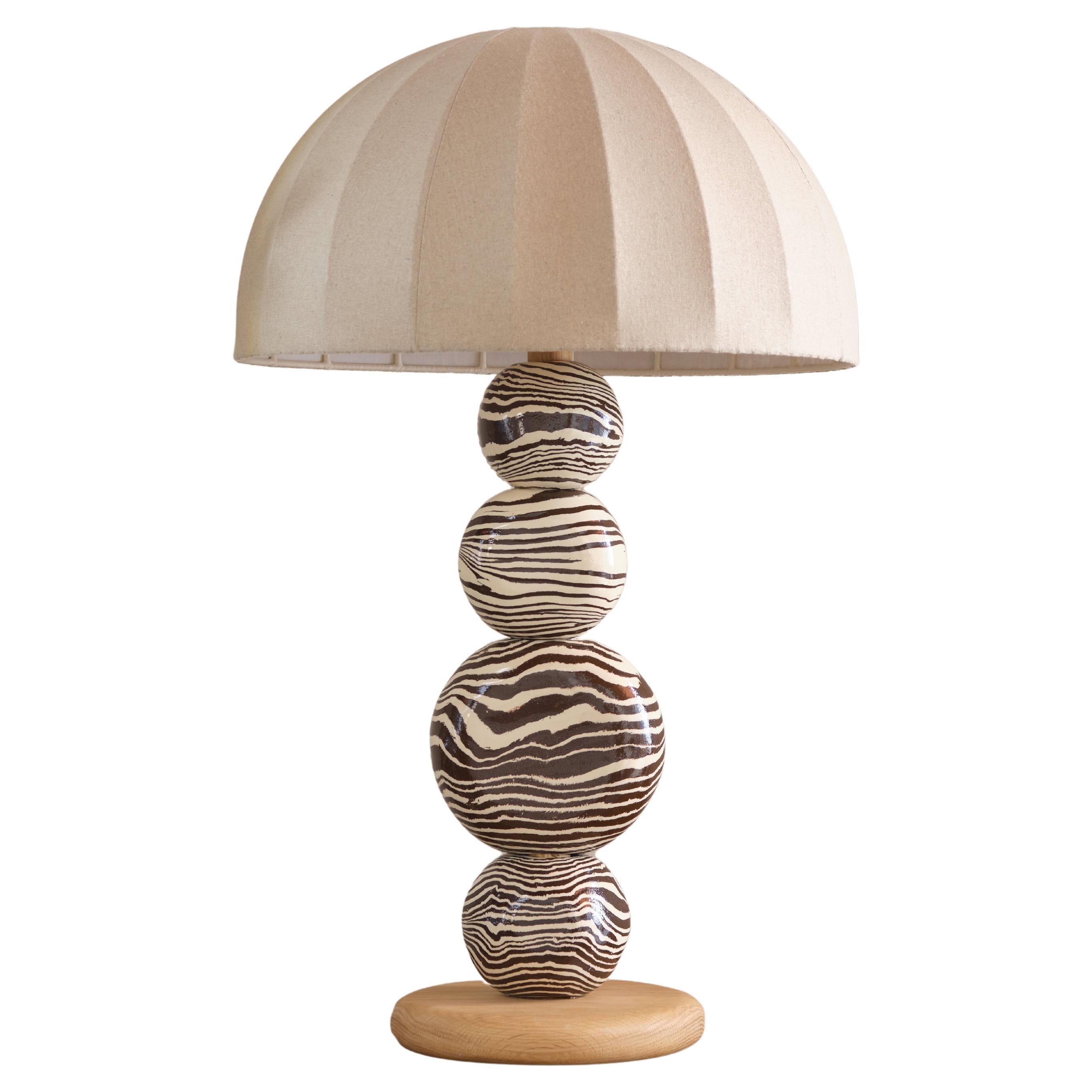 Lampe de table sphère en céramique brune et blanche fabriquée à la main par le Studio Henry Holland