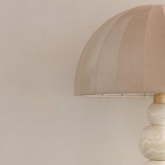 Lampada da terra a sfera in ceramica bianca e color farina d'avena fatta a mano da Henry Holland Studio A