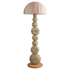 Lampada da terra a sfera in ceramica verde e bianca realizzata a mano da Henry Holland Studio