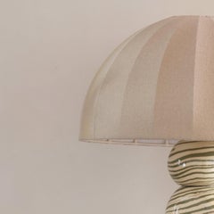 Lámpara de Sobremesa Esfera de Cerámica Verde y Blanca, Hecha a Mano, de Henry Holland Studio