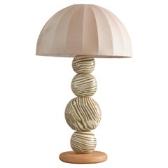 Lampada da tavolo a sfera in ceramica verde e bianca fatta a mano di Henry Holland Studio
