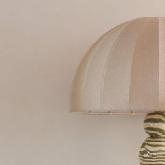 Lampada da terra a sfera in ceramica verde e bianca realizzata a mano da Henry Holland Studio