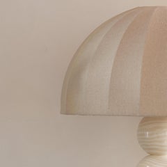 Lampada da tavolo a sfera in ceramica bianca e color farina d'avena fatta a mano da Henry Holland Studios