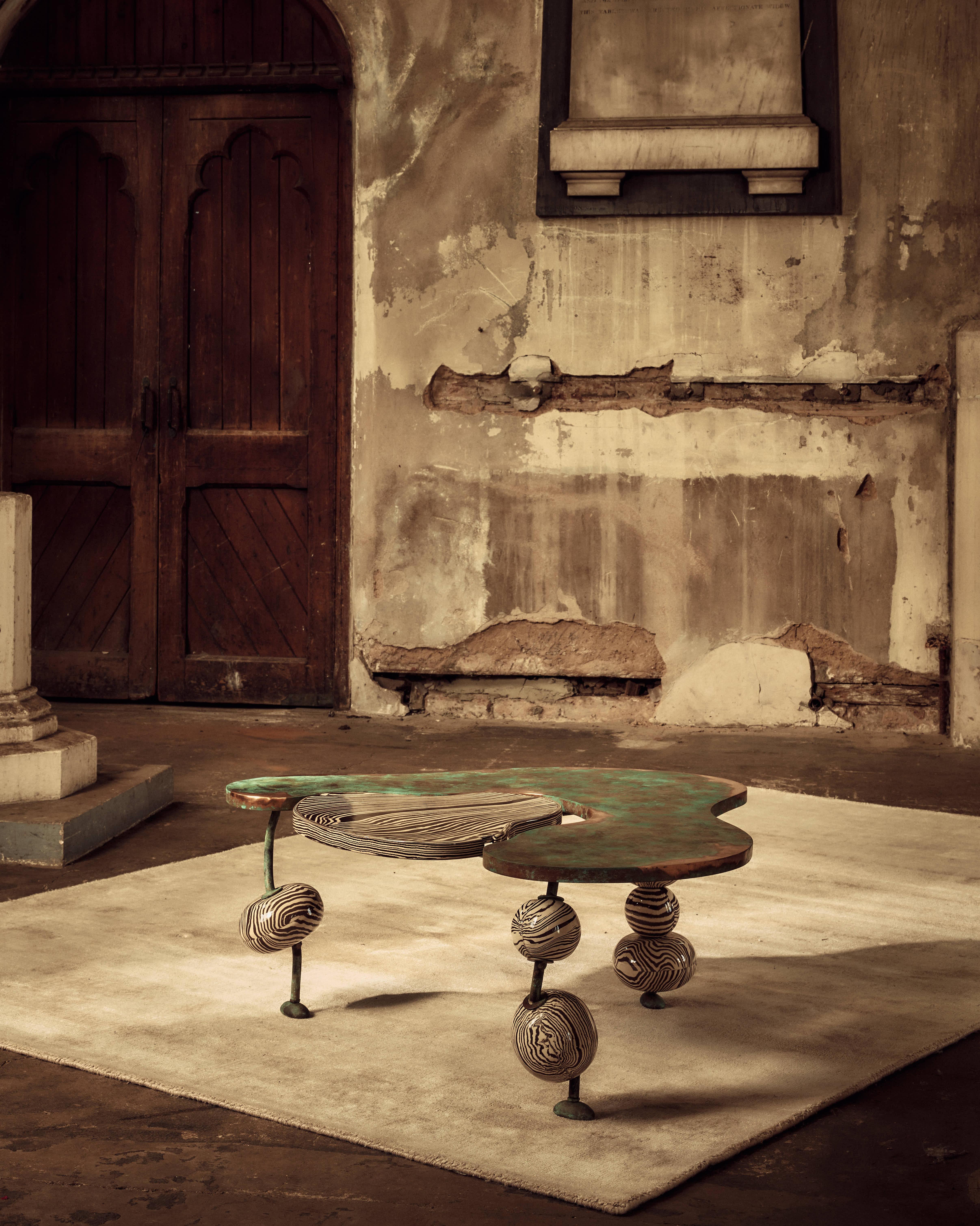 Forgé Table basse en bronze et céramique de Henry Holland Studio Nimbo en vente