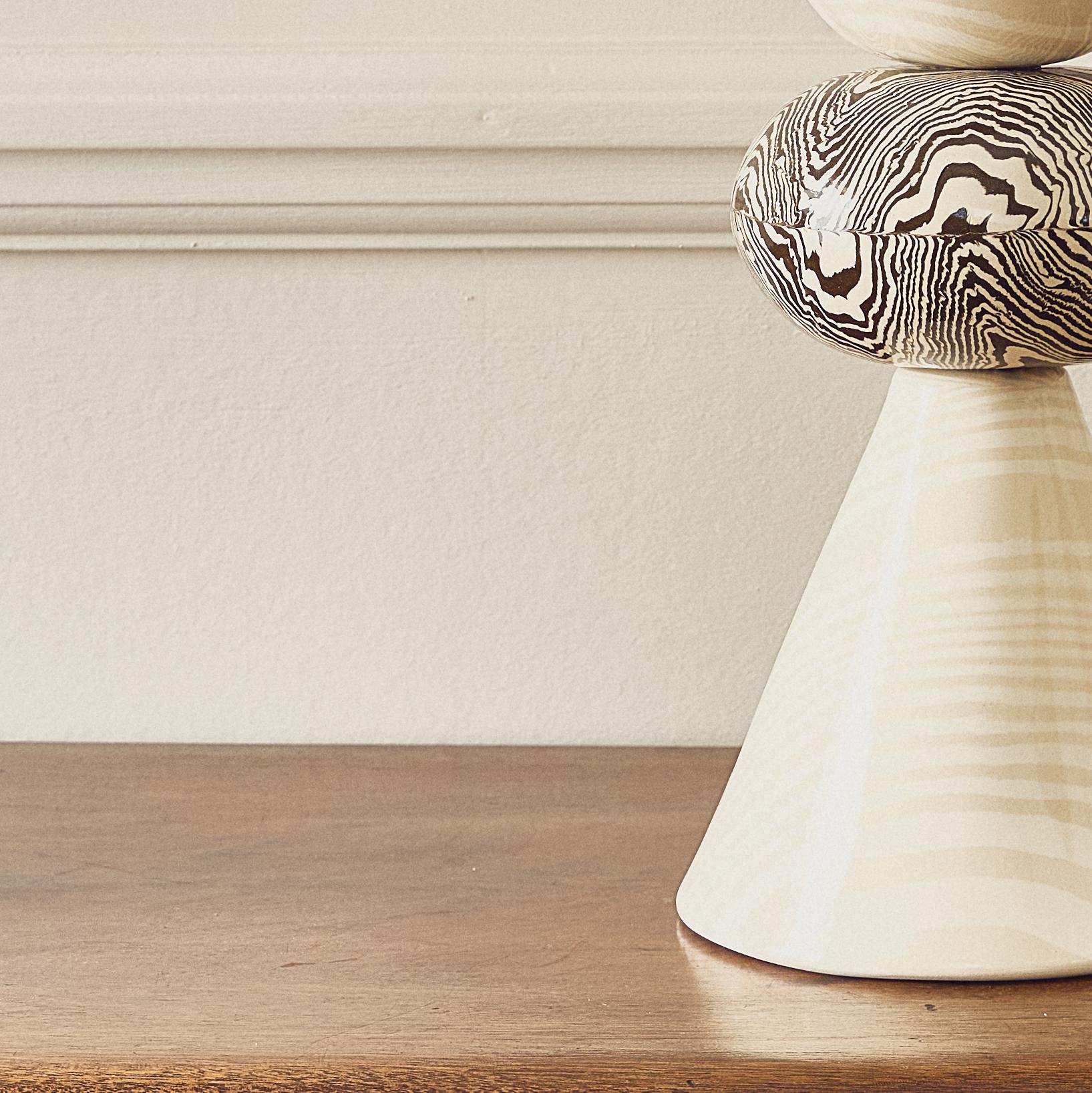 Moderno Lampada da tavolo di Henry Holland Studios Swan Bi-Color Brown & Oatmeal in vendita
