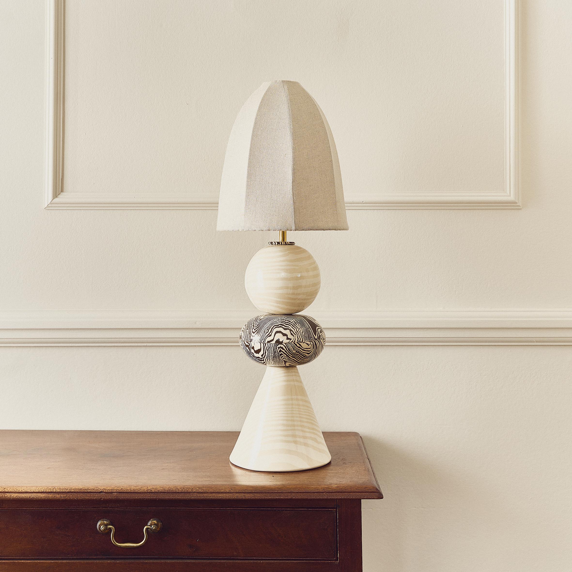 Inglese Lampada da tavolo di Henry Holland Studios Swan Bi-Color Brown & Oatmeal in vendita