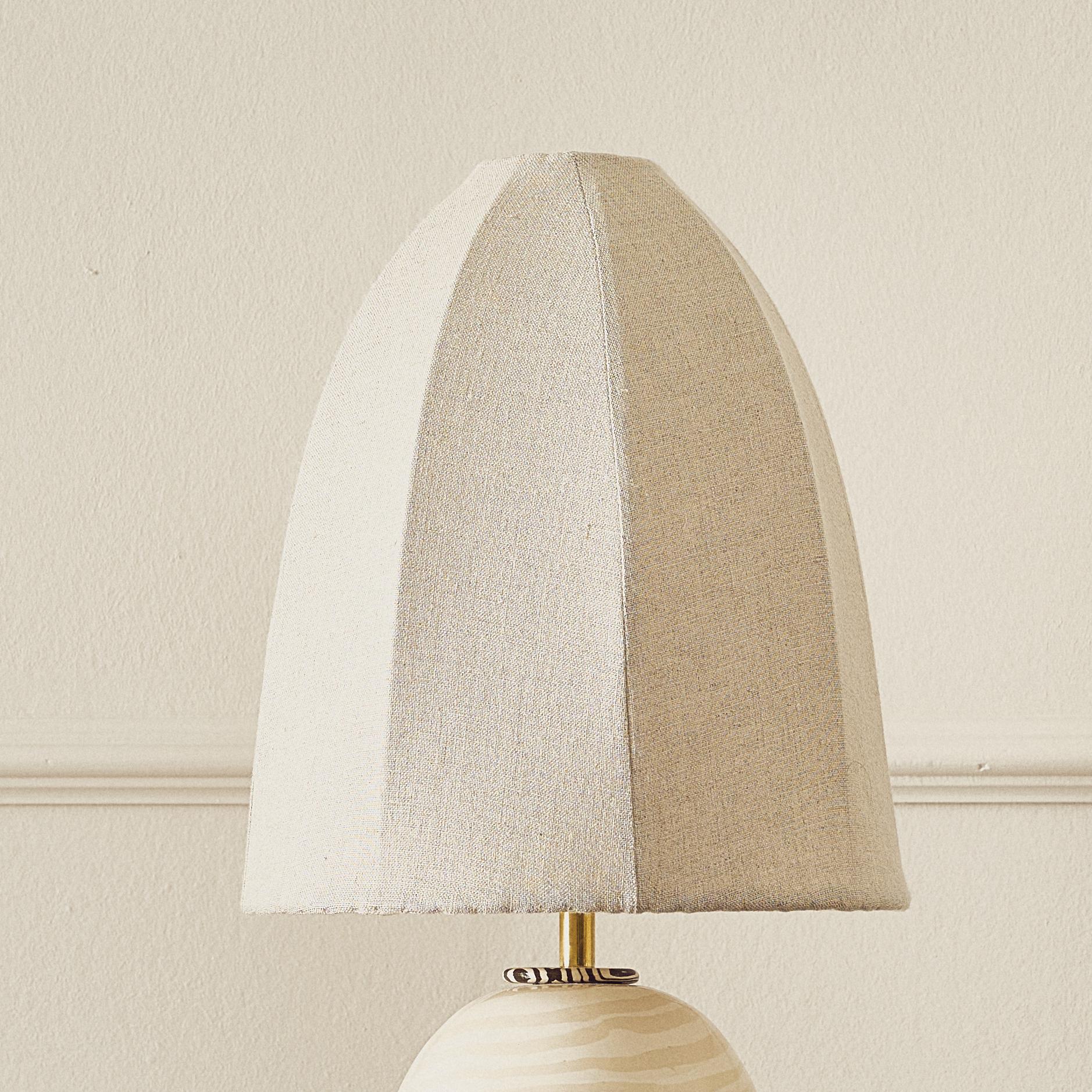 Fatto a mano Lampada da tavolo di Henry Holland Studios Swan Bi-Color Brown & Oatmeal in vendita