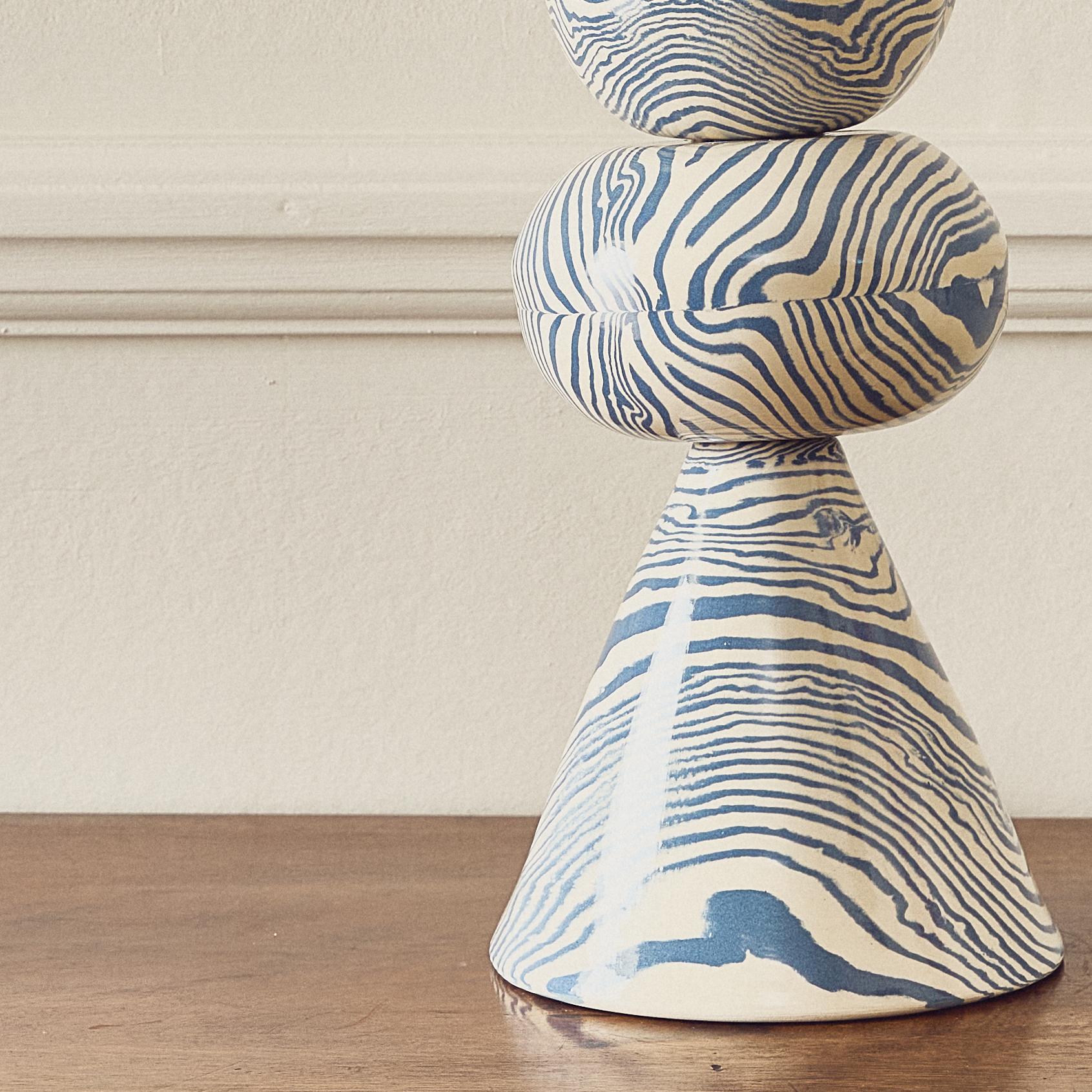 Lámpara de mesa azul y blanca Swan de Henry Holland Studio Moderno en venta