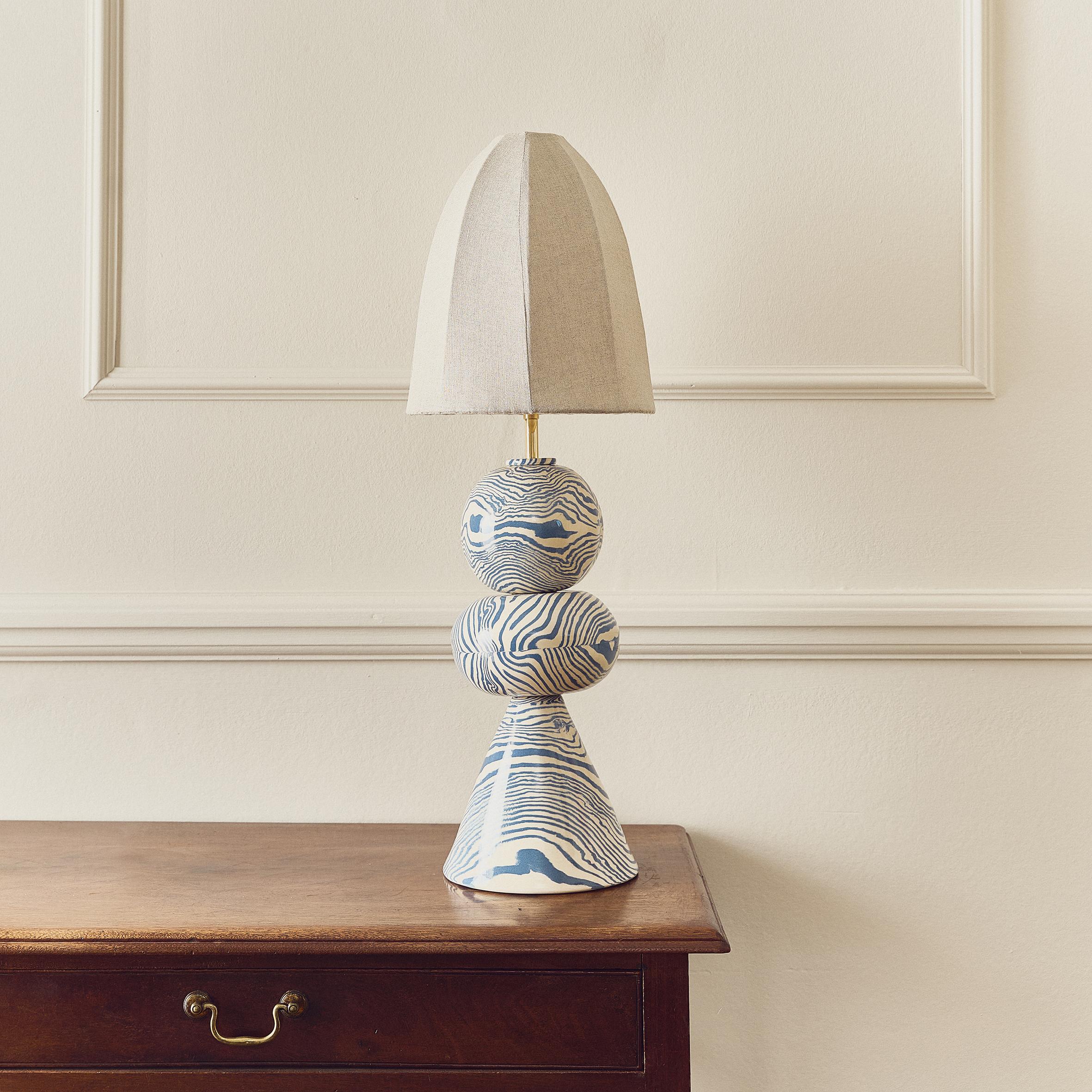 Lámpara de mesa azul y blanca Swan de Henry Holland Studio Inglés en venta