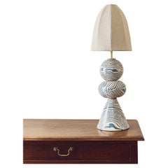 Lampada da tavolo Swan Blue & White di Henry Holland Studios
