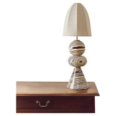 Lampada da tavolo Swan Brown & White di Henry Holland Studios