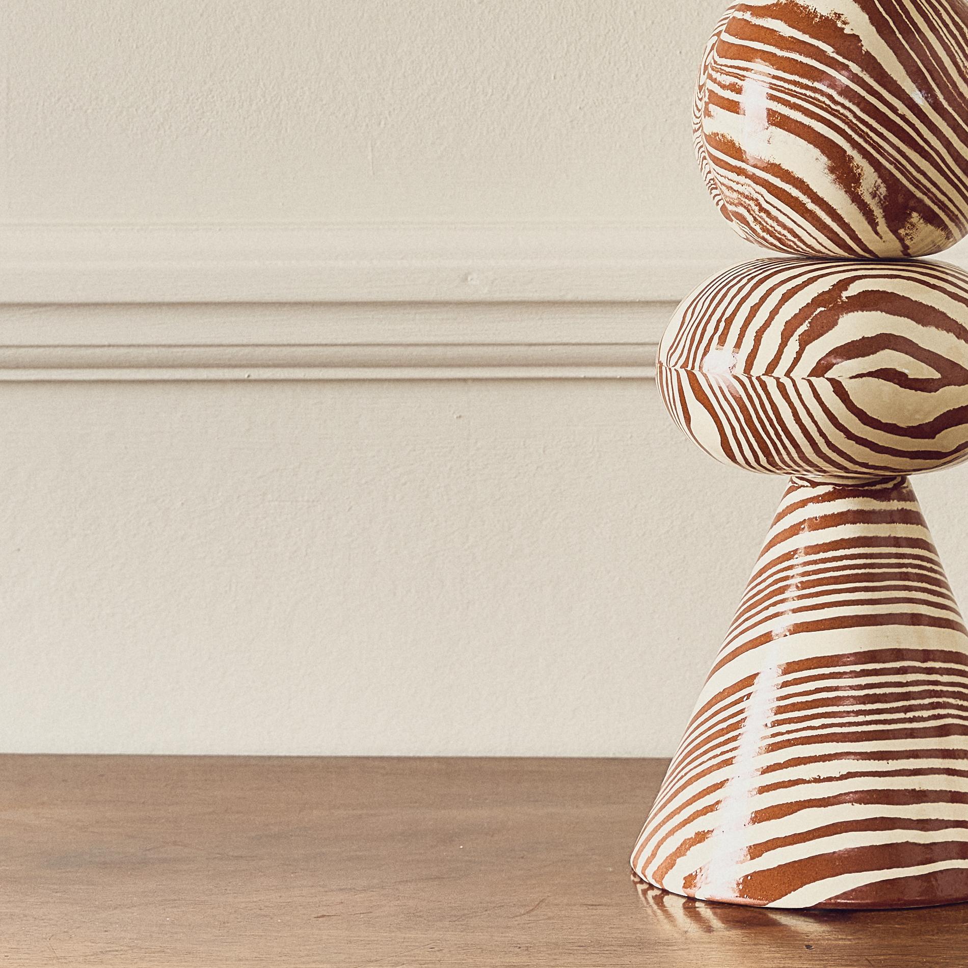 Moderno Lampada da tavolo in terracotta e bianco di Henry Holland Studio Swan in vendita