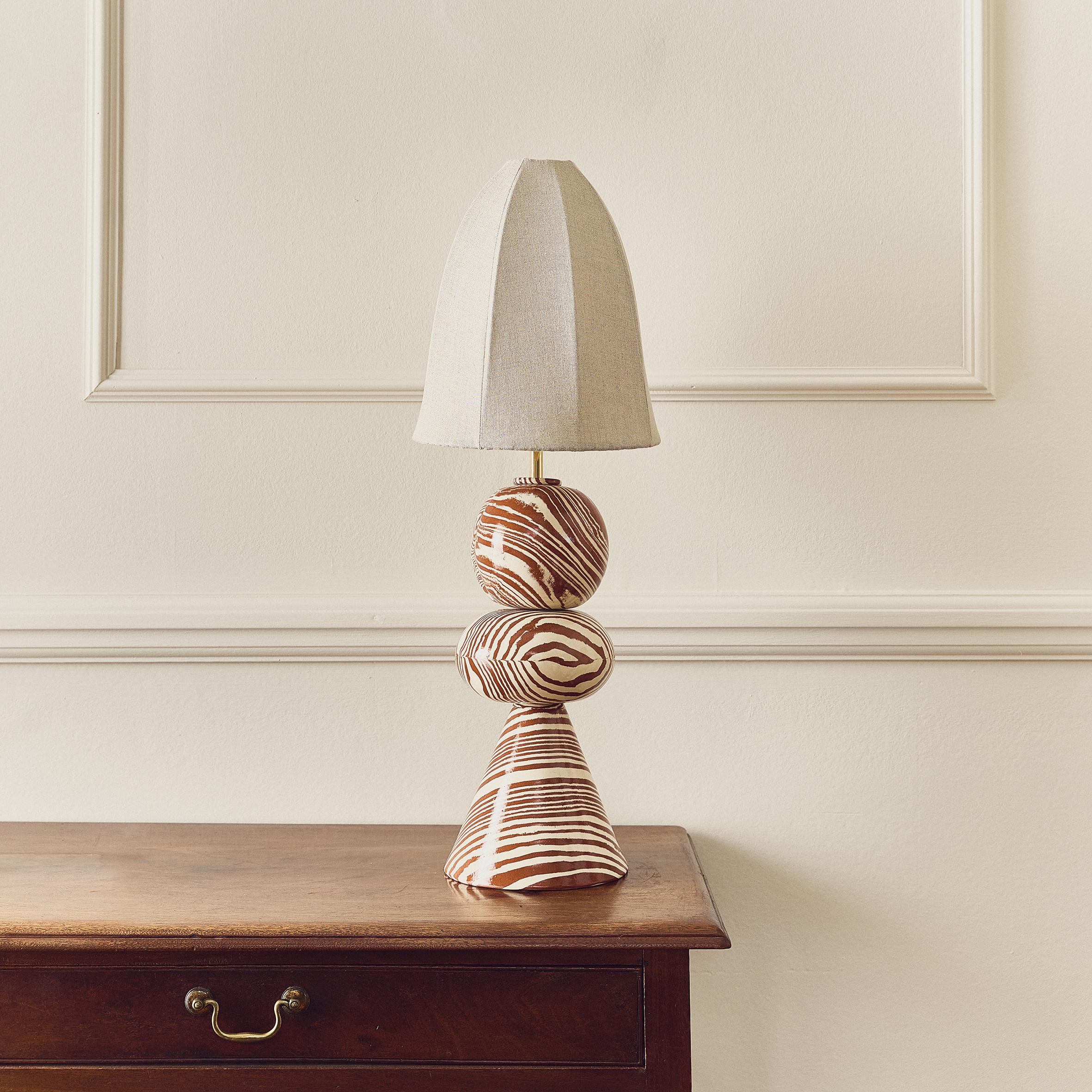 Inglese Lampada da tavolo in terracotta e bianco di Henry Holland Studio Swan in vendita