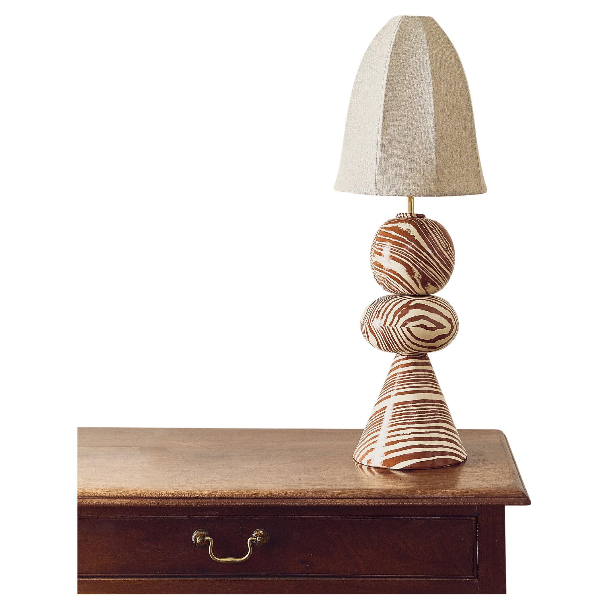 Lampada da tavolo in terracotta e bianco di Henry Holland Studio Swan