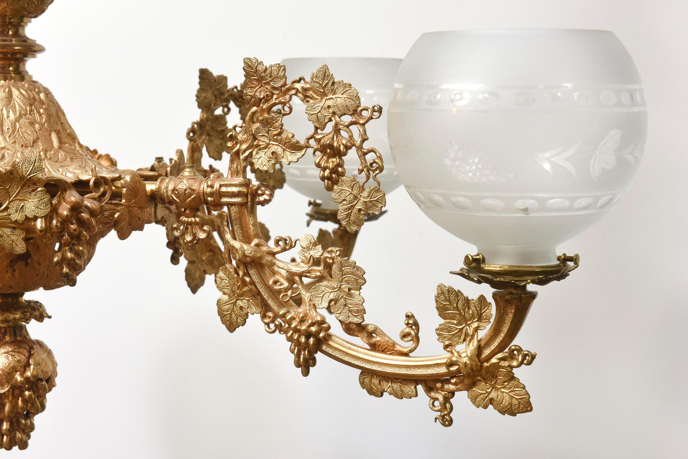 Bronzo Lampadario rococò in bronzo dorato Henry Hooper