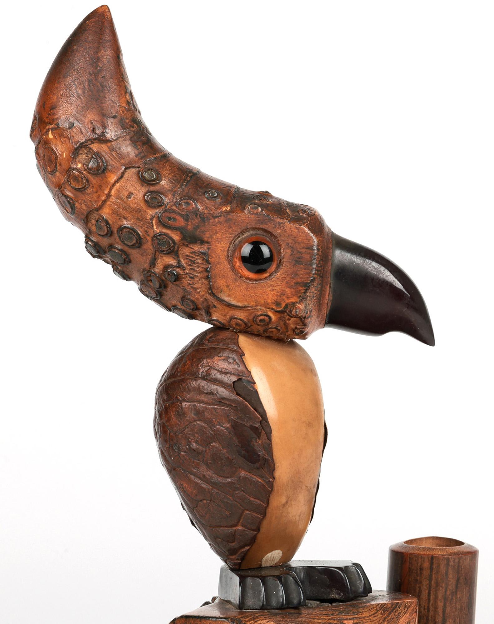 Seltene und ikonische Art-Déco-Neuheit: YZ-Vogel-Streichholzhalter, -Streichhölzer und -Aschenbecher, entworfen von Henry Howell & Co. für Alfred Dunhill aus der Zeit um 1920. 

Henry Howell stellte eine breite Palette dieser Figuren in
