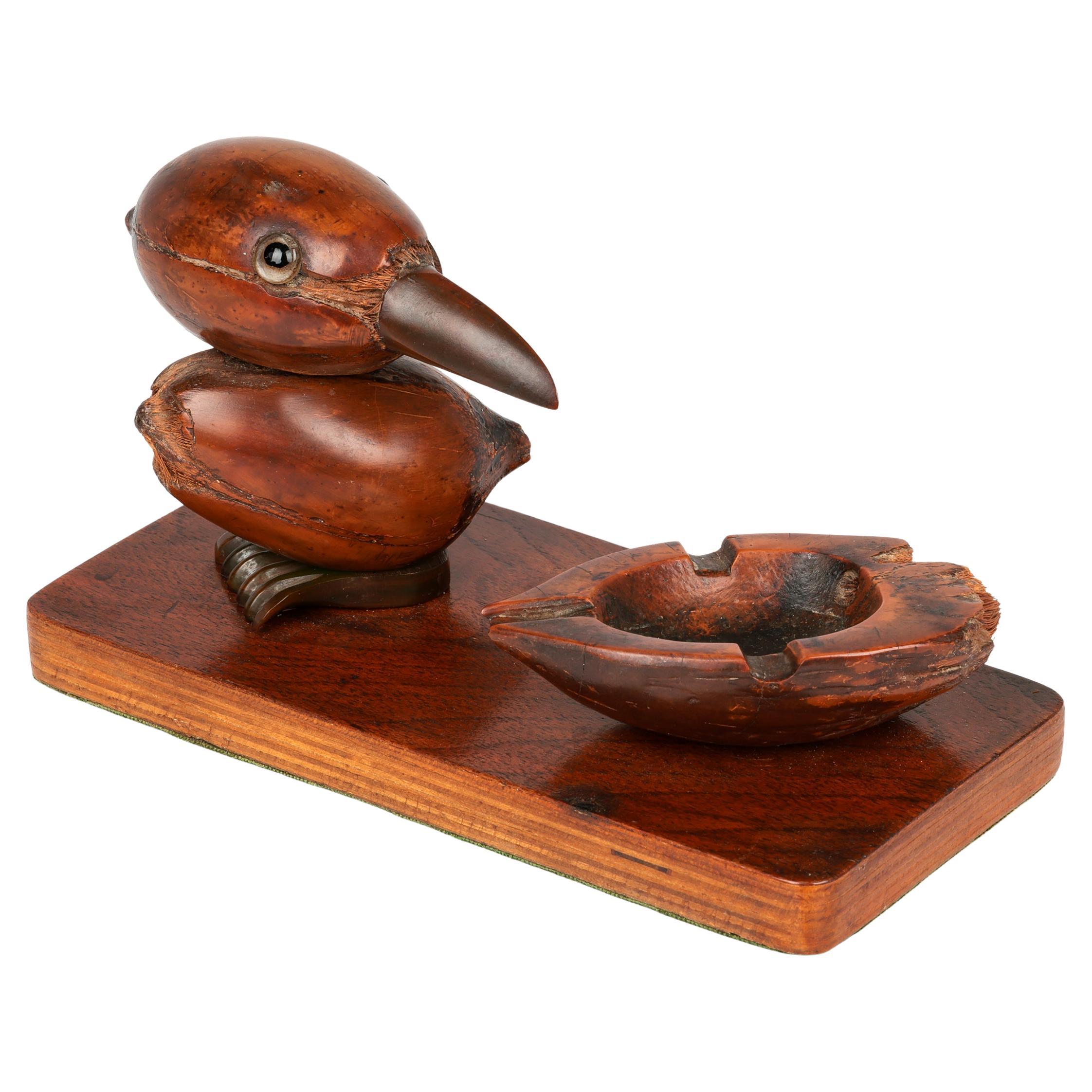 Henry Howell Art Deco YZ Nut Bird Ashtray, Bakelite 
Macassar, 1920 en vente