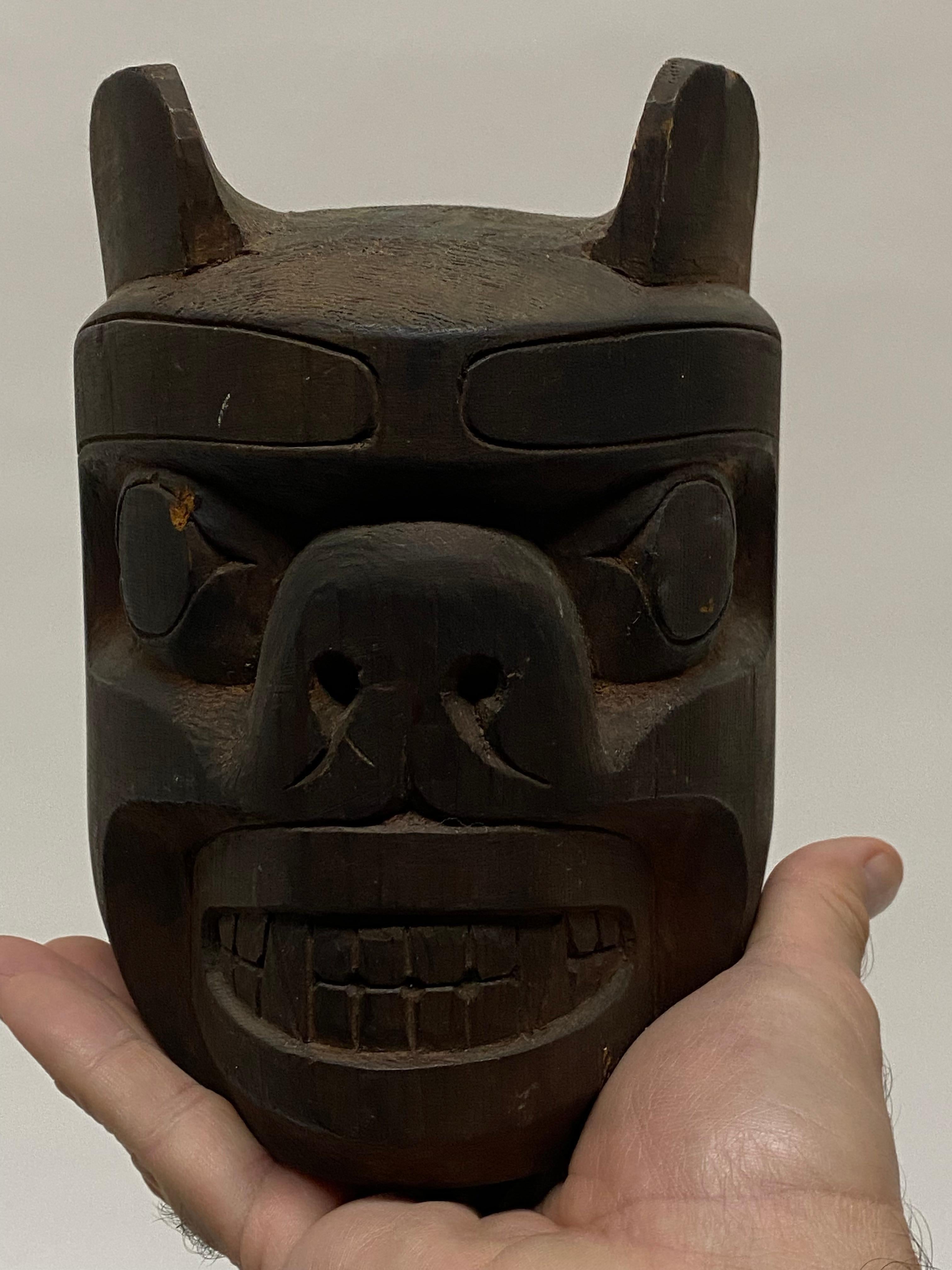 Authentique masque en bois des Premières Nations sculpté par le maître sculpteur Henry Hunt (1923-1985). Cette pierre précieuse sculptée à la main représente un ours grizzly canadien. Signé au crayon en cursive au verso, Henry Hunt. Sculpté dans du