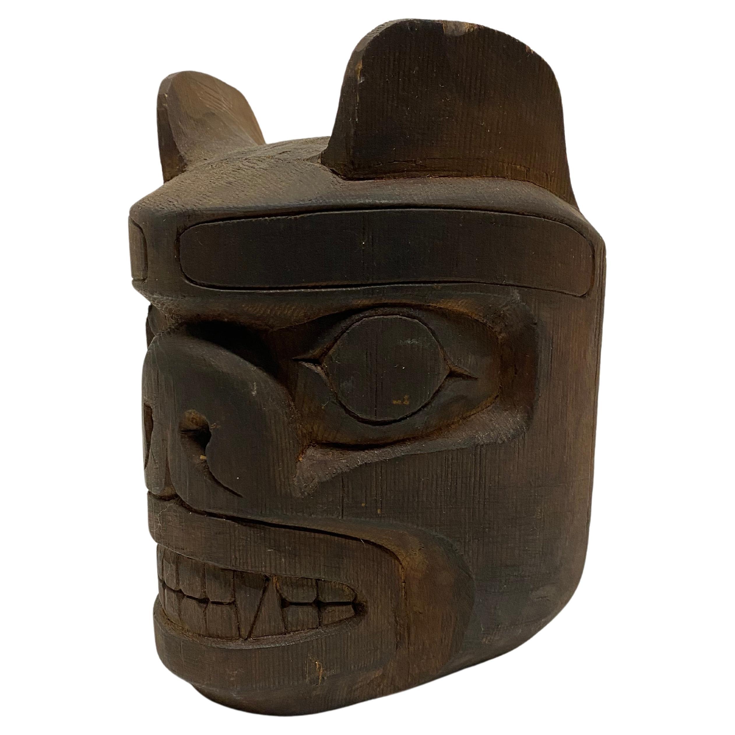 Henry Hunt (1923-1985) Masque sculpté d'ours des Premières Nations en vente