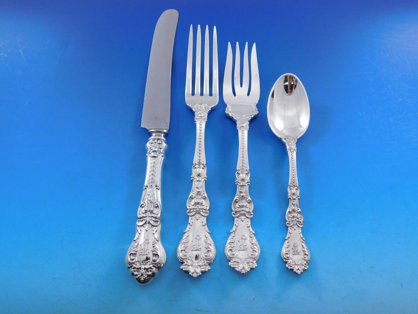 Set di posate in argento sterling Monumental Henry II by Gorham, 240 pezzi. Questo incredibile disegno presenta un peso elevato e un motivo figurato di grifoni e gargolle. Questo set comprende:

18 coltelli da pranzo, 9 3/4