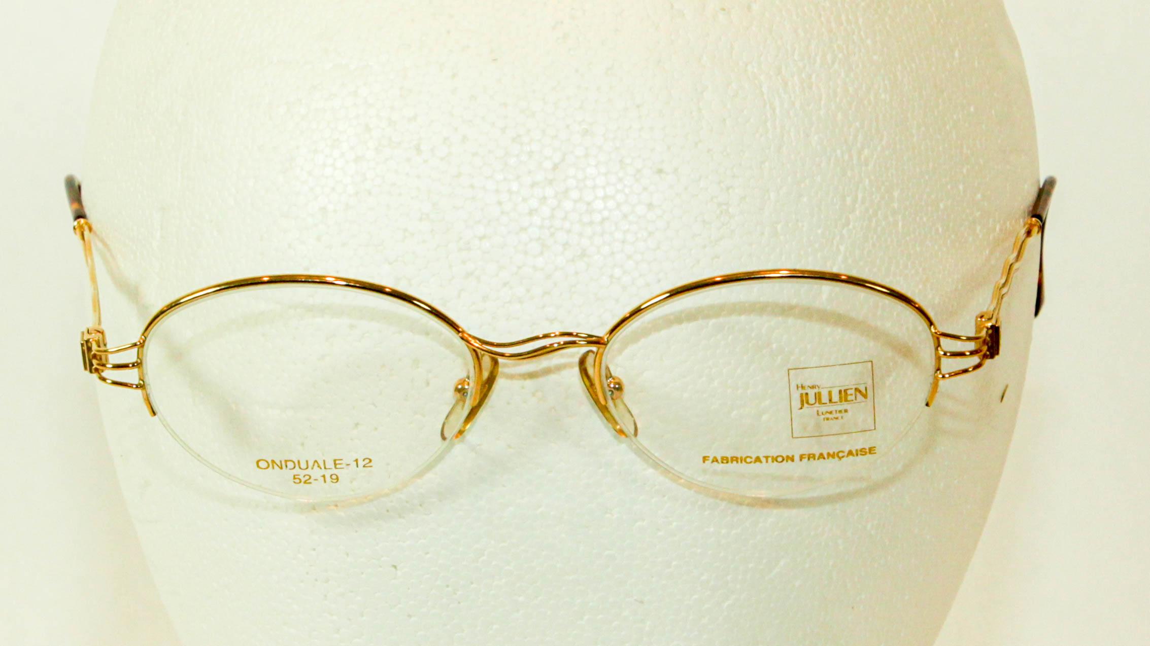 Nouveau Vintage old stock Henry Jullien Lunetier France lunettes plaquées or demi-monture. 
Prêt à recevoir des verres correcteurs.
Henry Jullien Modèle Onduale 12-52-19.
Prêt à recevoir des verres correcteurs.
Demandez à un opticien d'ajuster