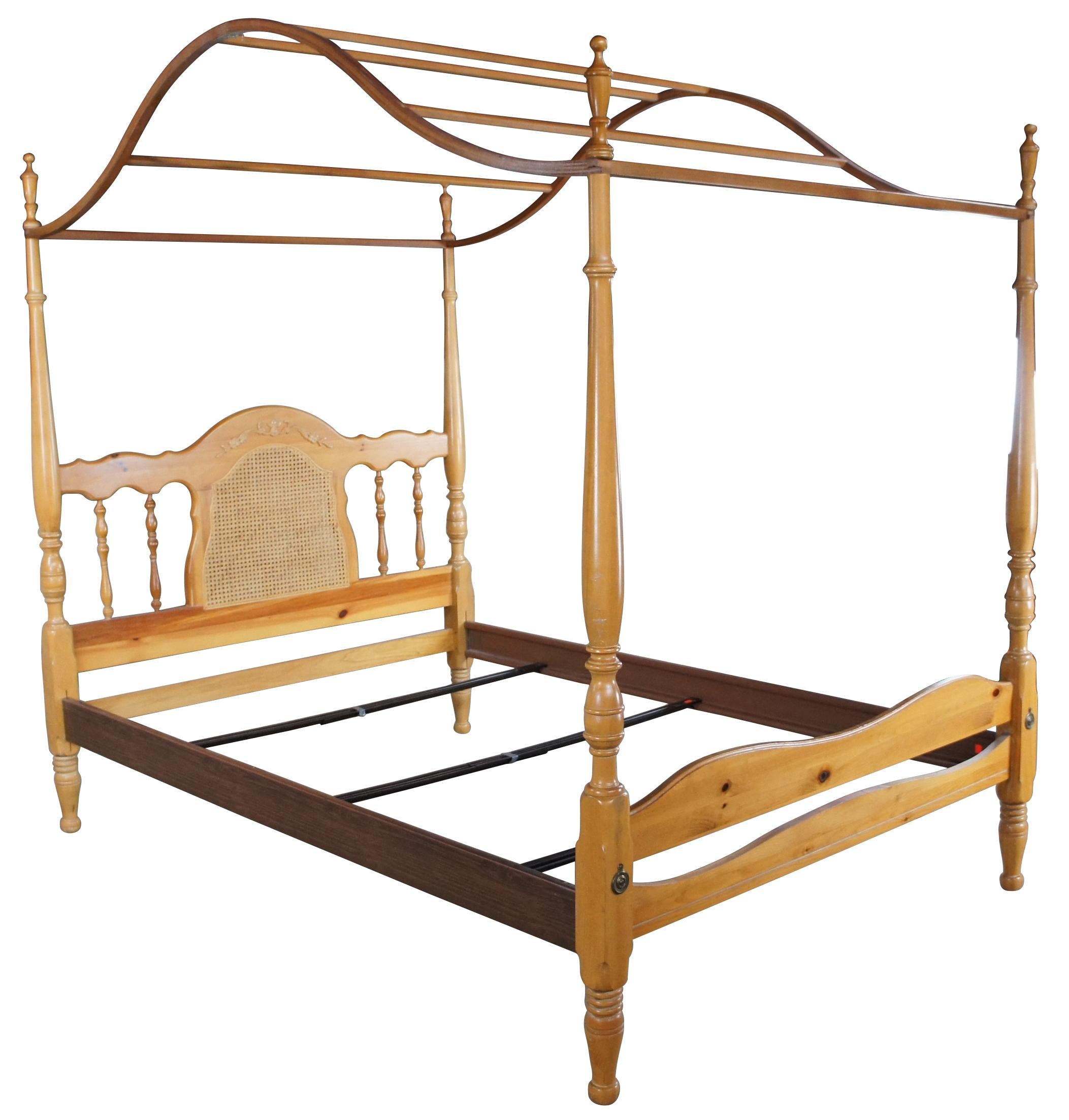 Henry Link Pine Canopy bed, circa 1980s. Part of the Chardonay Collection. Features a spindled and cane back, larger turned posters with trophy finials and an arched canopy. 

Measures: 76.5