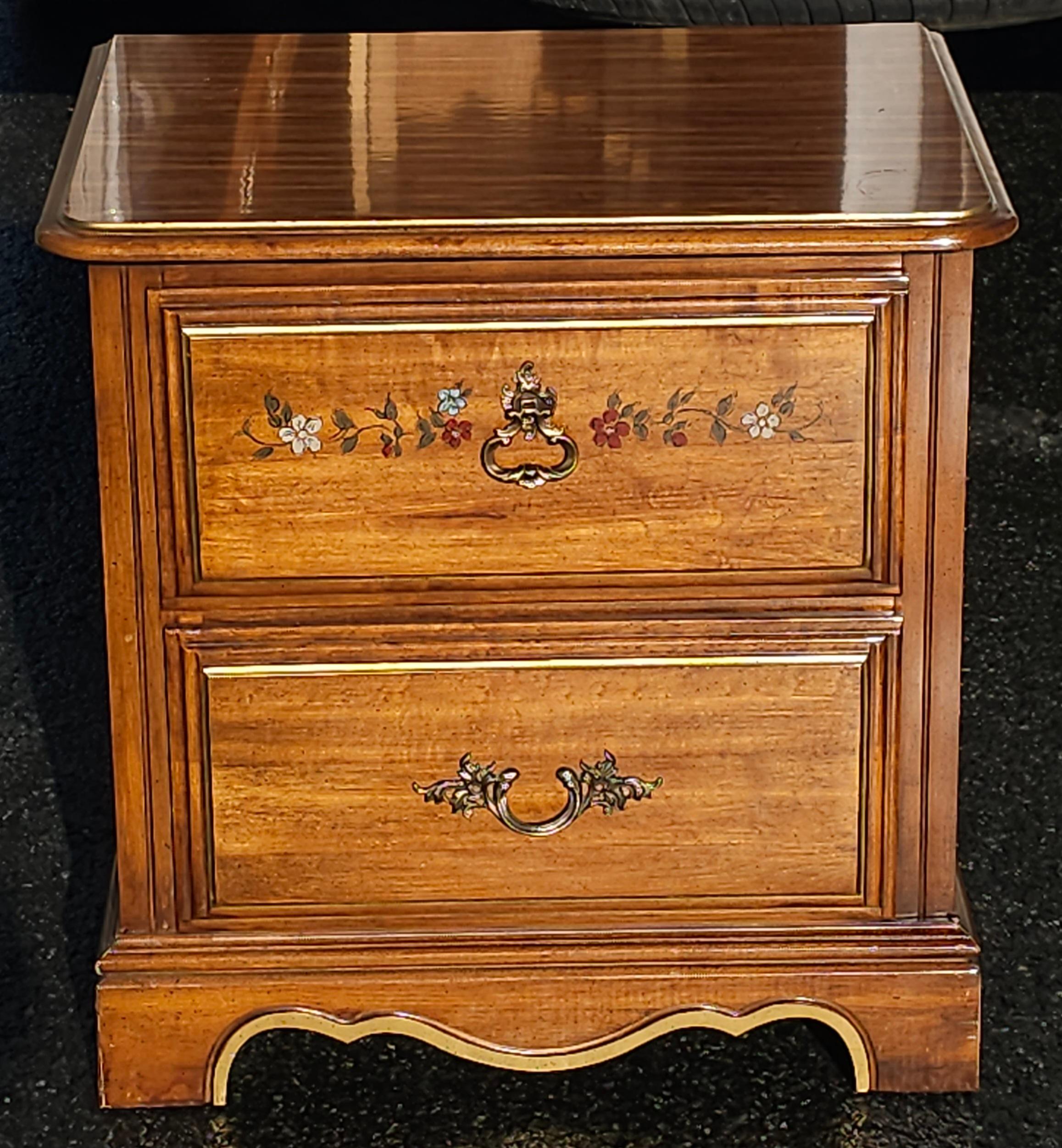 Verschnörkelte und teilweise vergoldete Kommode mit Wandspiegel von Henry Link Furniture im Angebot 4