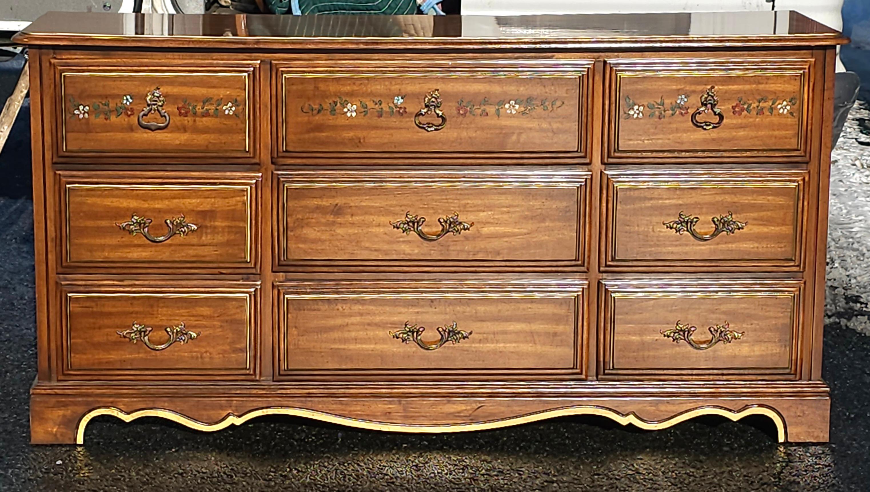 HENRY Link Furniture Verzierte und teilweise vergoldete Kommode mit Wandspiegel, vergoldet von Lenoir.
Maße: 62