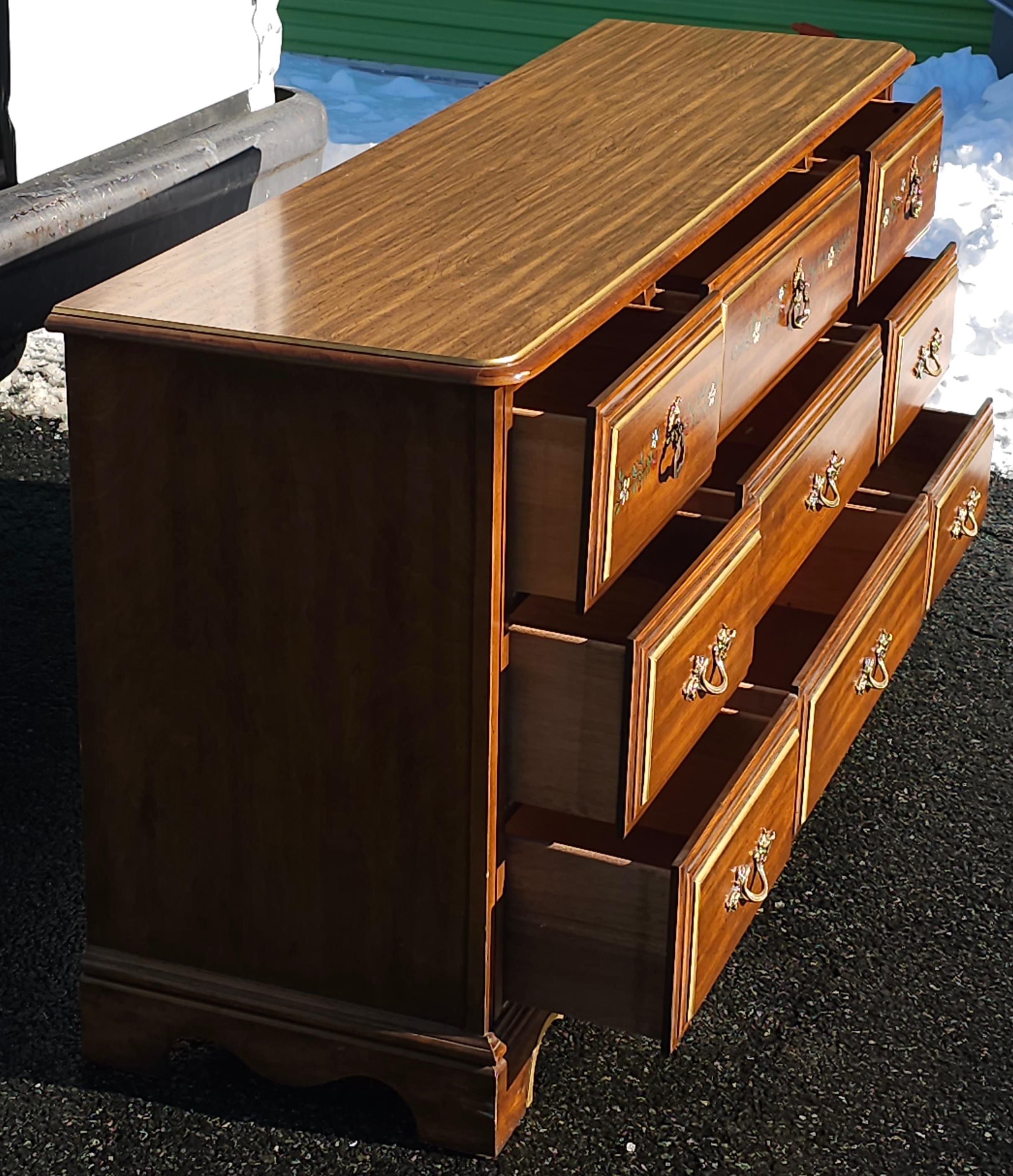 Verschnörkelte und teilweise vergoldete Kommode mit Wandspiegel von Henry Link Furniture (amerikanisch) im Angebot