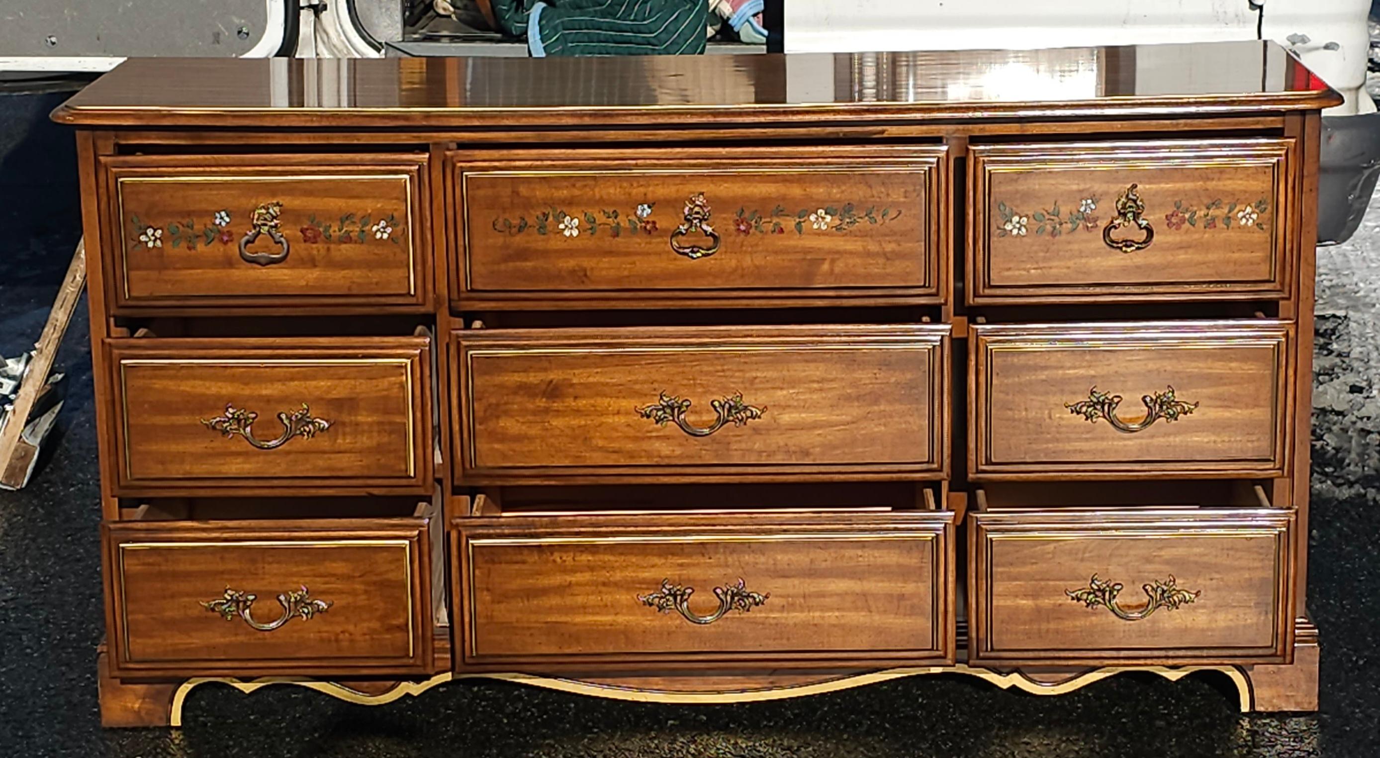Verschnörkelte und teilweise vergoldete Kommode mit Wandspiegel von Henry Link Furniture (Vergoldet) im Angebot