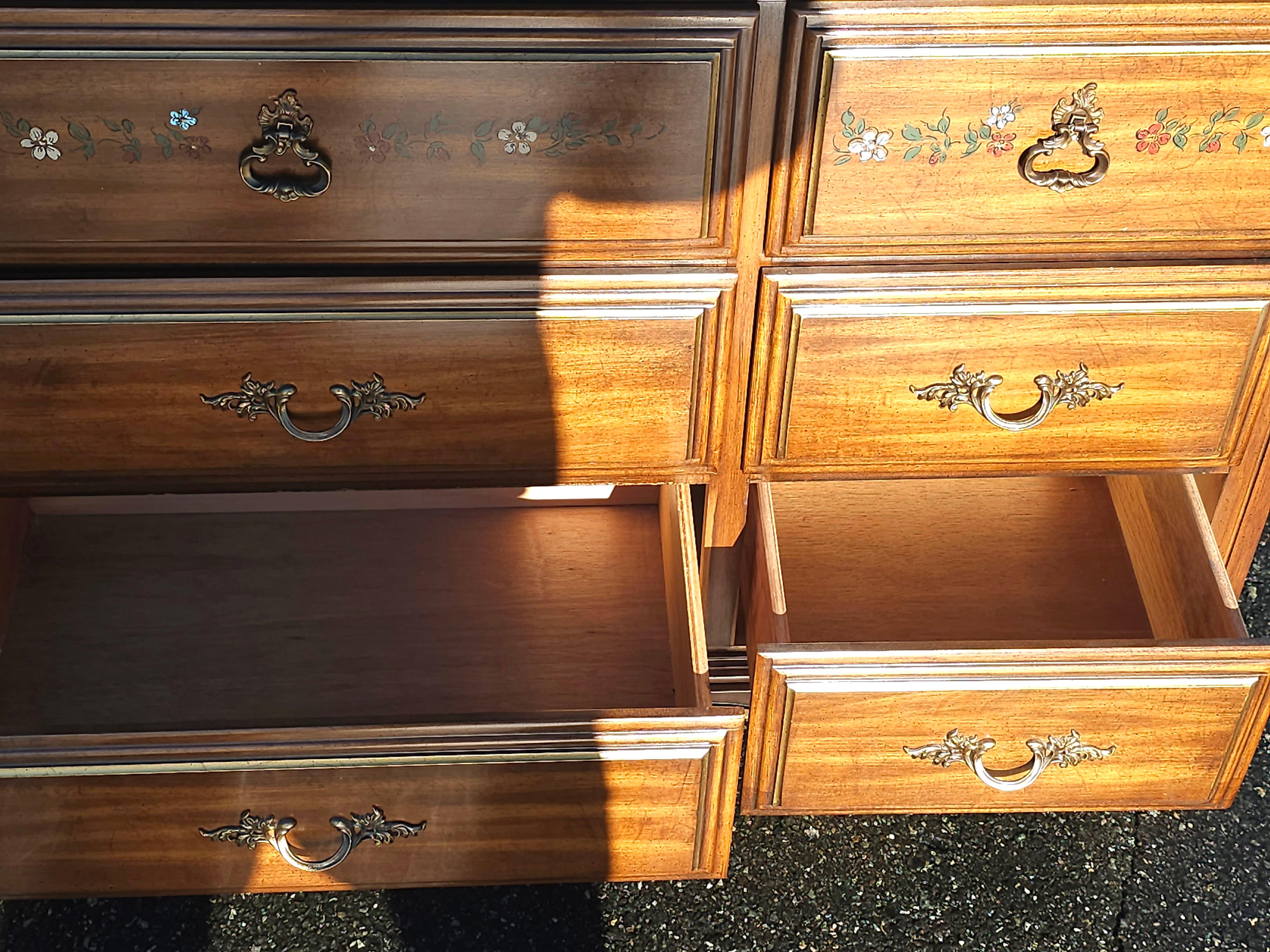 Verschnörkelte und teilweise vergoldete Kommode mit Wandspiegel von Henry Link Furniture im Zustand „Gut“ im Angebot in Germantown, MD